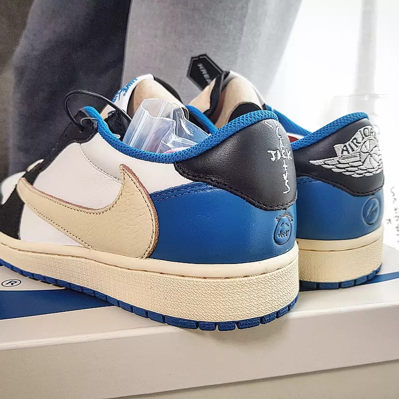 Jordan 1 x Travis Scott x Fragment Retro Low OG SP Military Blue 착용 스타일 - 2