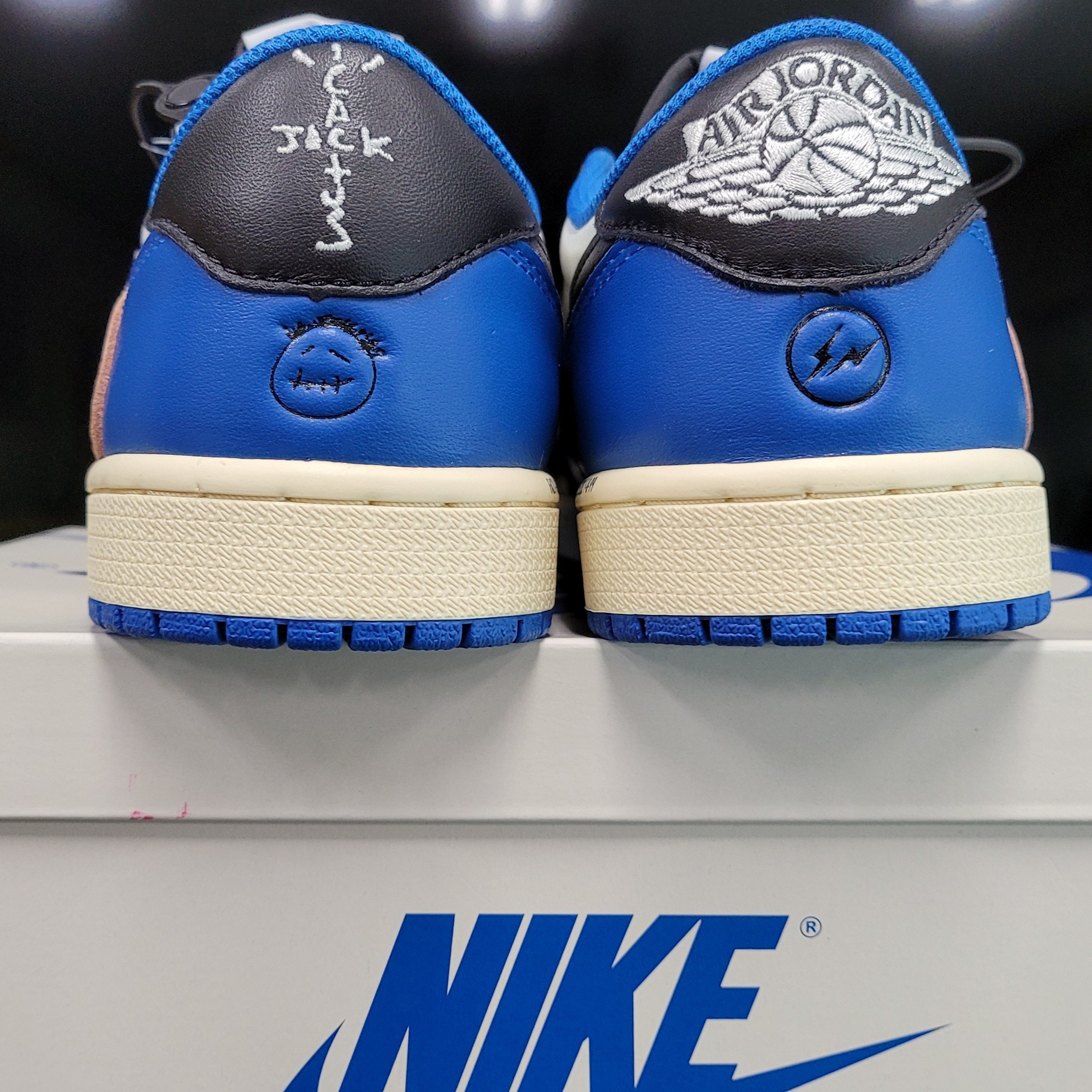 Jordan 1 x Travis Scott x Fragment Retro Low OG SP Military Blue 착용 스타일 - 3