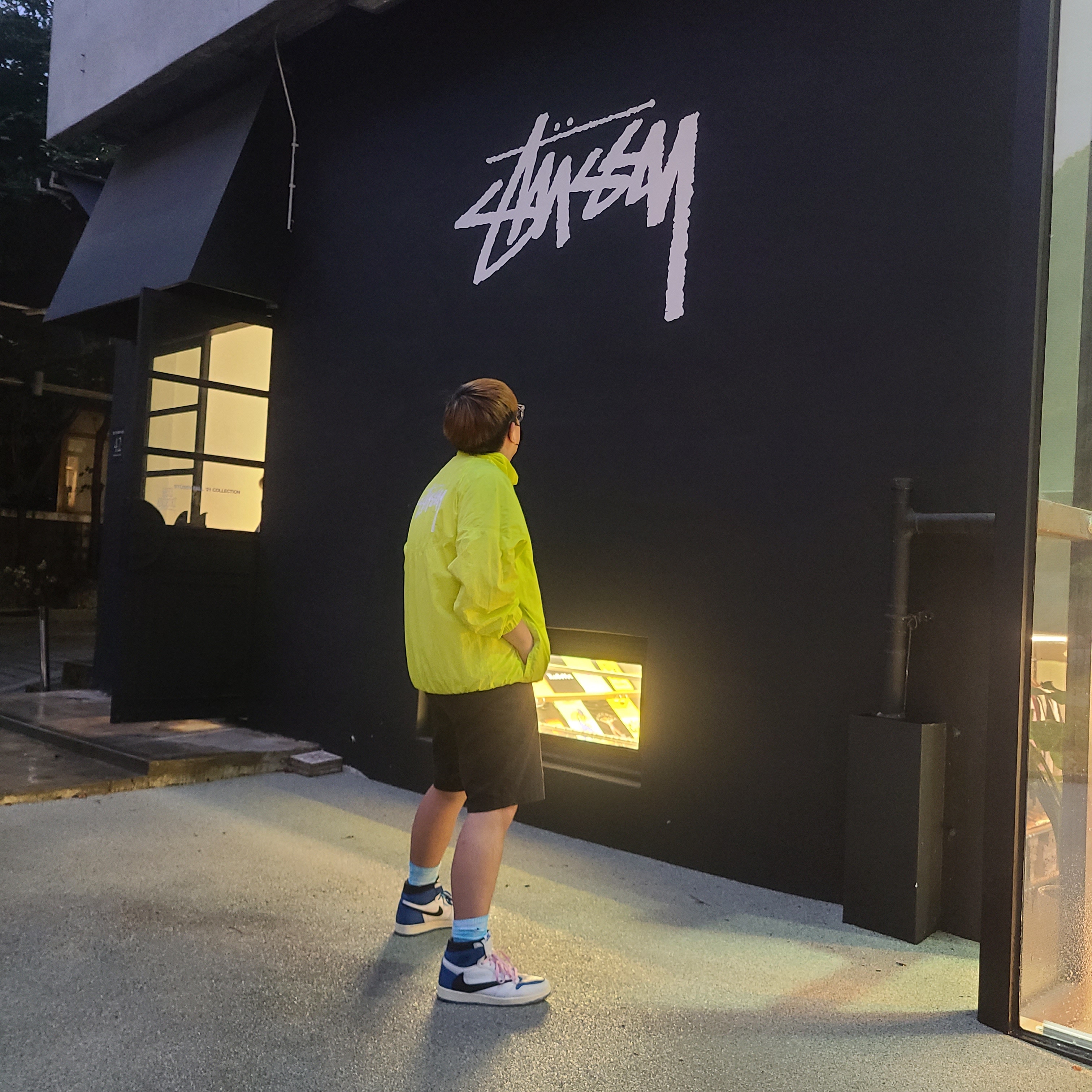 Nike x Stussy Windrunner Jacket Bright Cactus, Jordan 1 x Travis Scott x Fragment Retro High OG SP Military Blue 착용 스타일