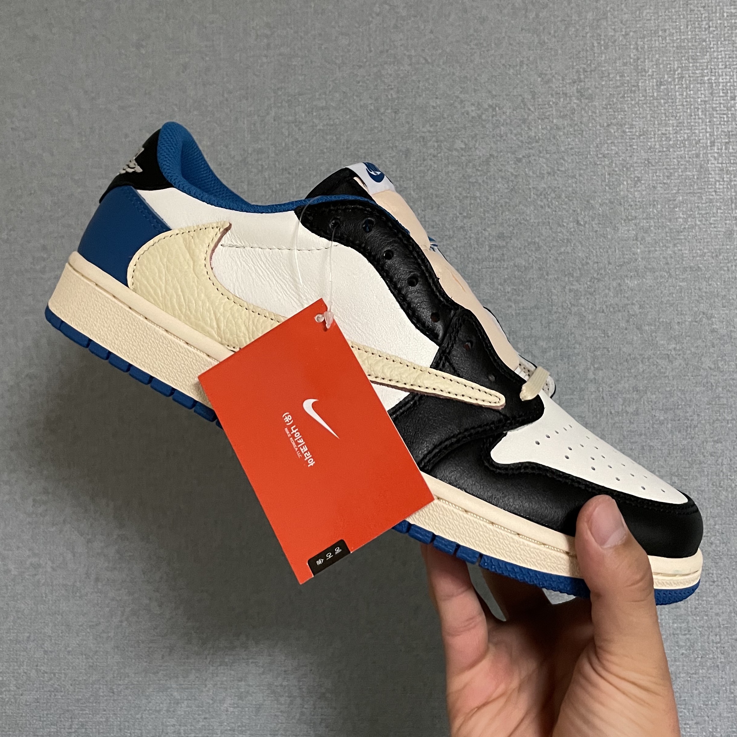 Jordan 1 x Travis Scott x Fragment Retro Low OG SP Military Blue 착용 스타일 - 2