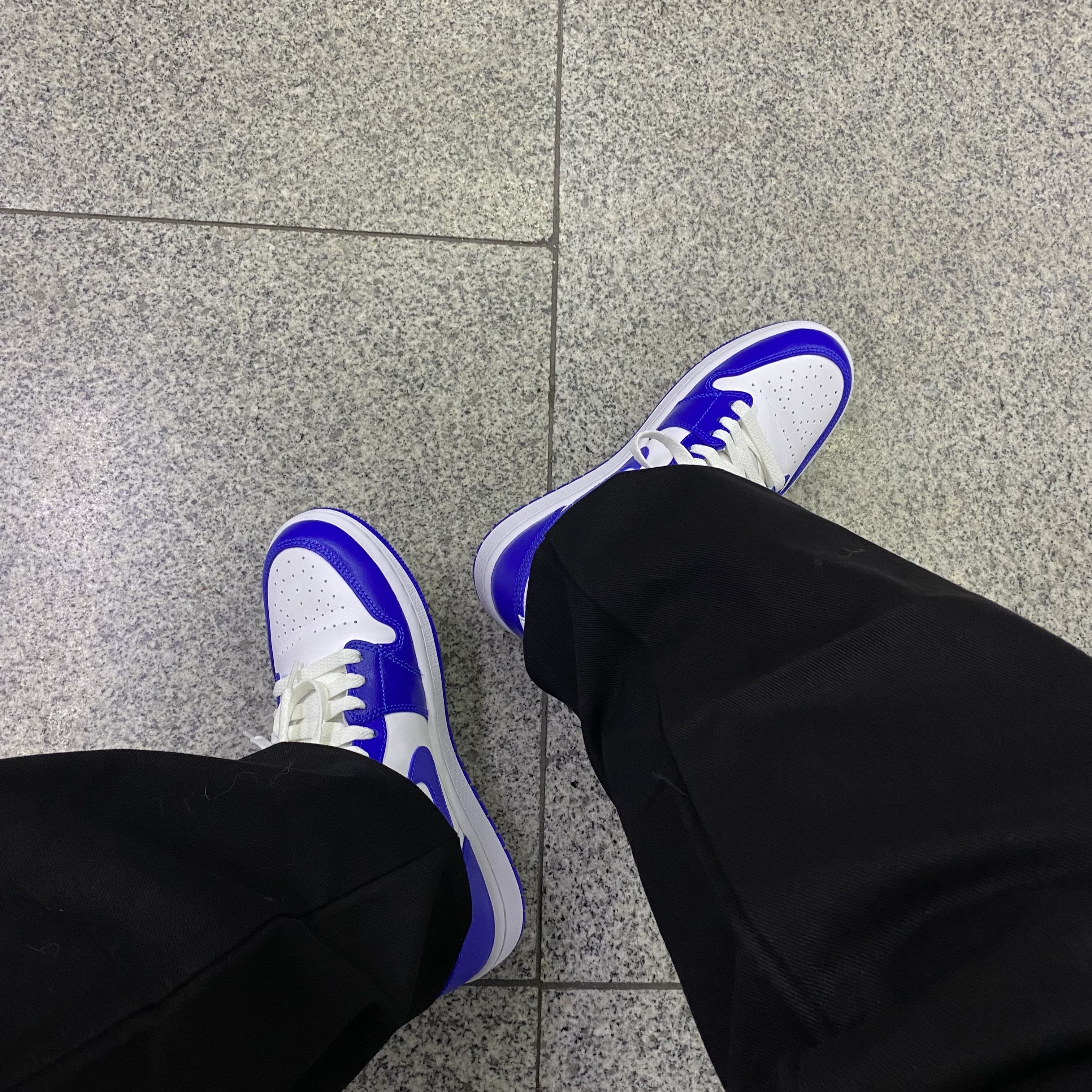(W) Jordan 1 Mid White Hyper Royal 착용 스타일 - 2