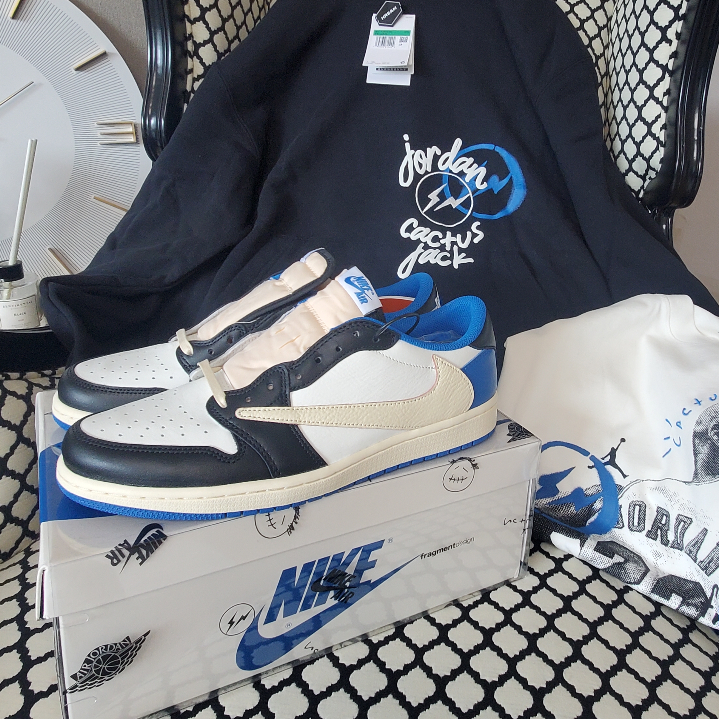 Jordan 1 x Travis Scott x Fragment Retro Low OG SP Military Blue, Jordan x Travis Scott x Fragment Hoodie Black (DJ0615-010) 착용 스타일