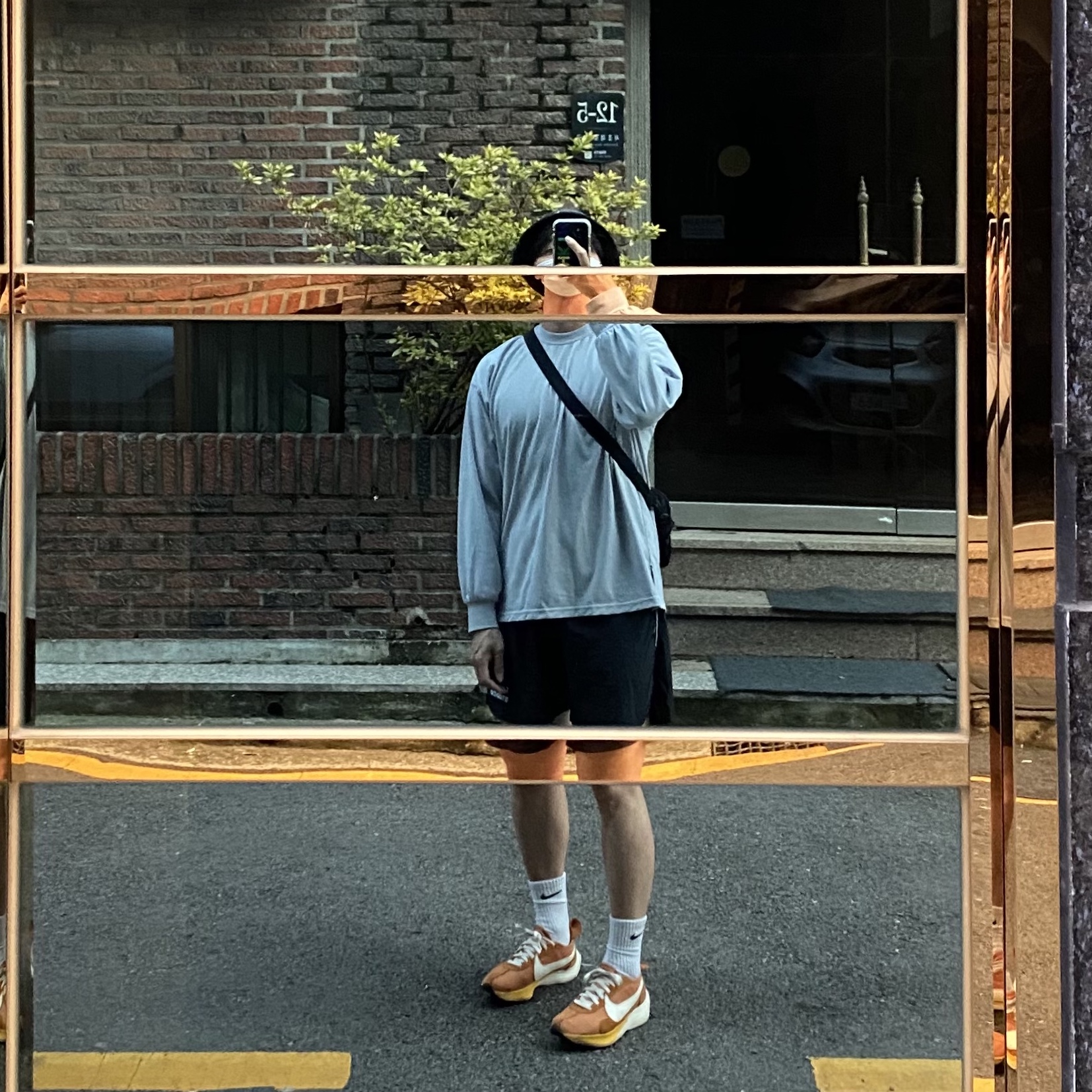 Nike Moon Racer Monarch, IAB Studio Woven Shorts Black 착용 스타일 - 1