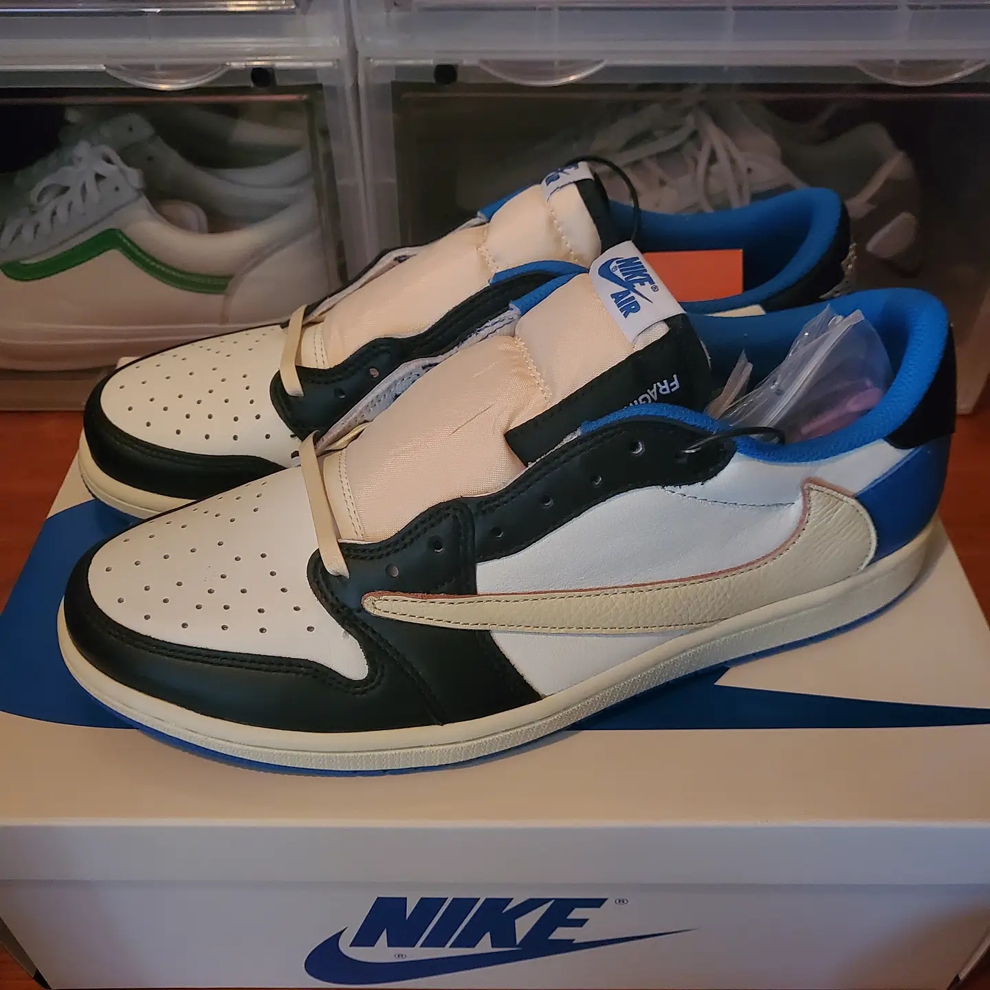 Jordan 1 x Travis Scott x Fragment Retro Low OG SP Military Blue 착용 스타일 - 1