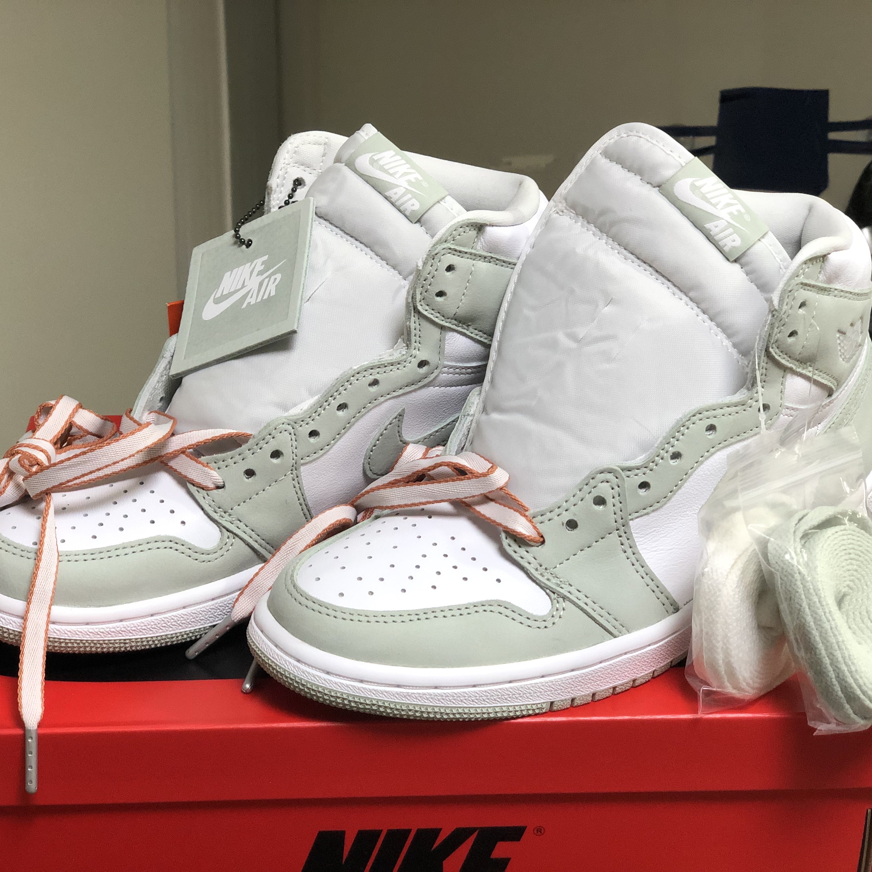 (W) Jordan 1 Retro High OG Seafoam, Nike x Off-White Dunk Low The 50 - Lot 46 착용 스타일 - 1