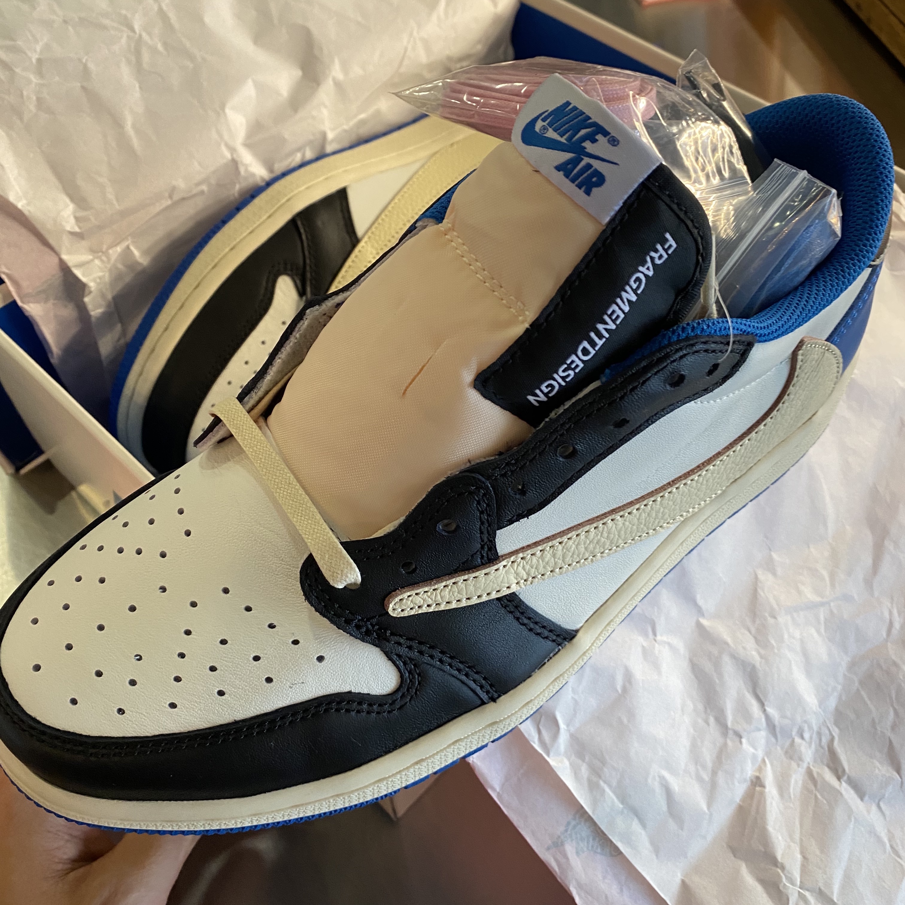 Jordan 1 x Travis Scott x Fragment Retro Low OG SP Military Blue 착용 스타일 - 1