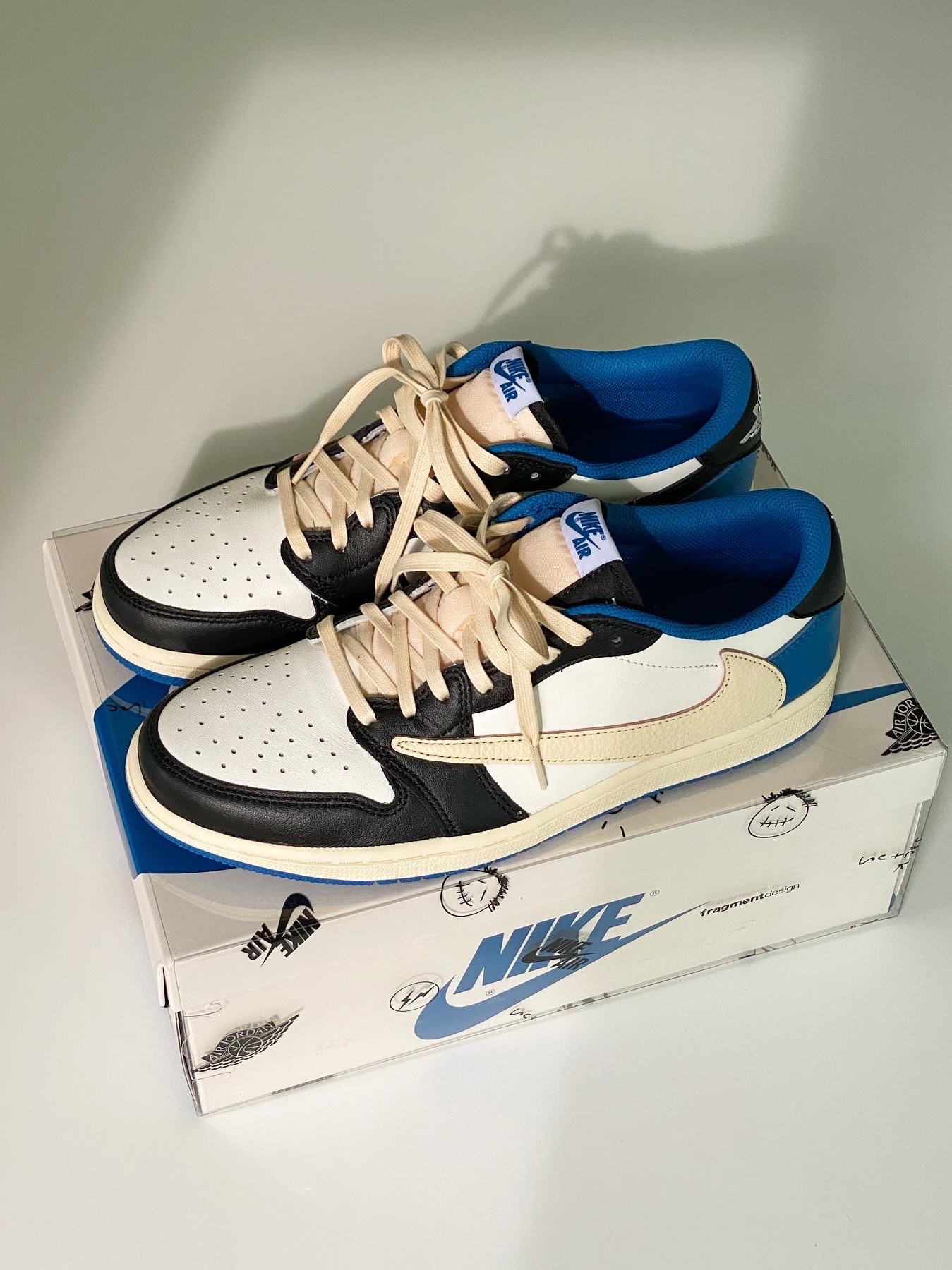Jordan 1 x Travis Scott x Fragment Retro Low OG SP Military Blue 착용 스타일 - 1