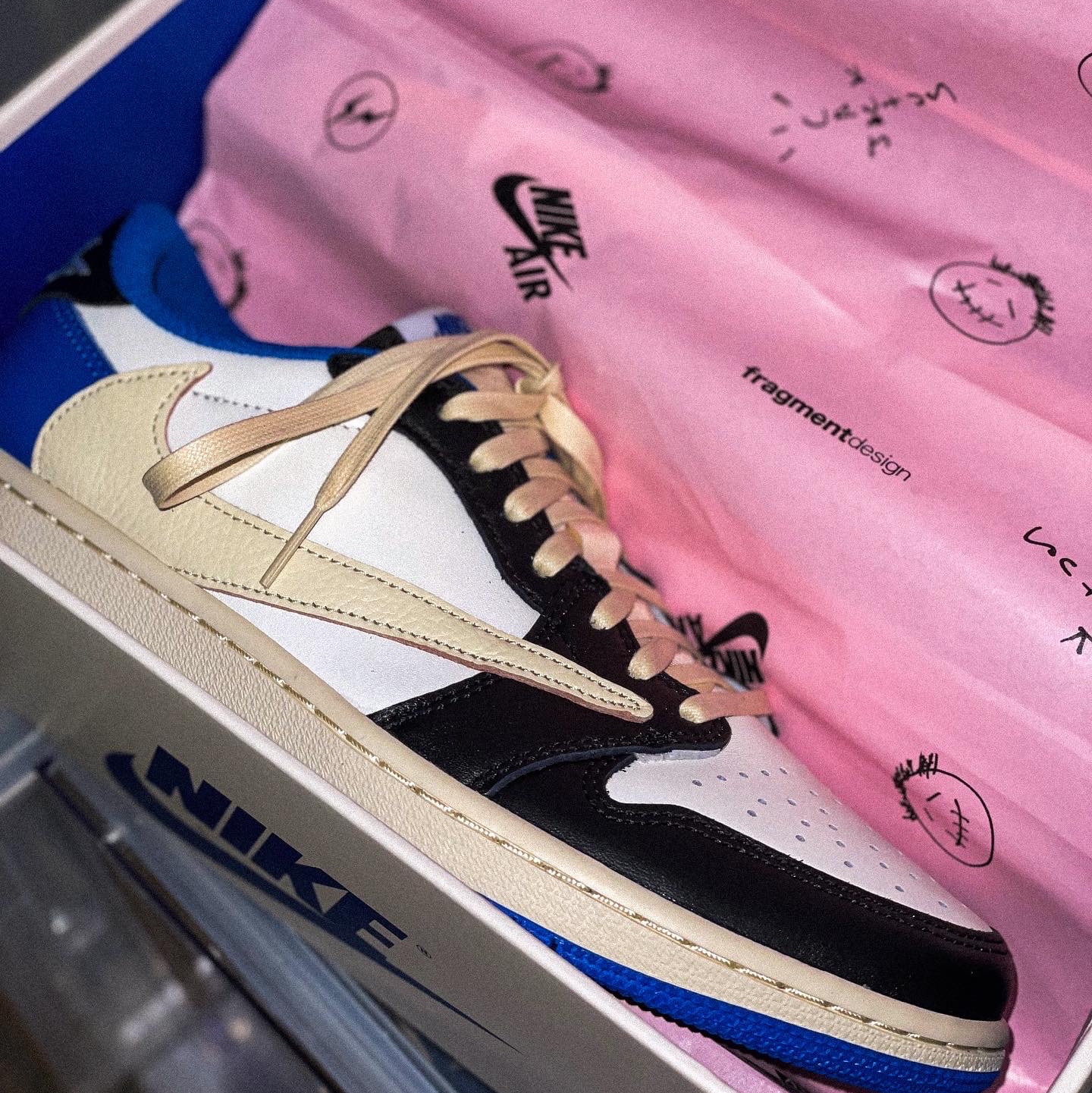 Jordan 1 x Travis Scott x Fragment Retro Low OG SP Military Blue 착용 스타일 - 1