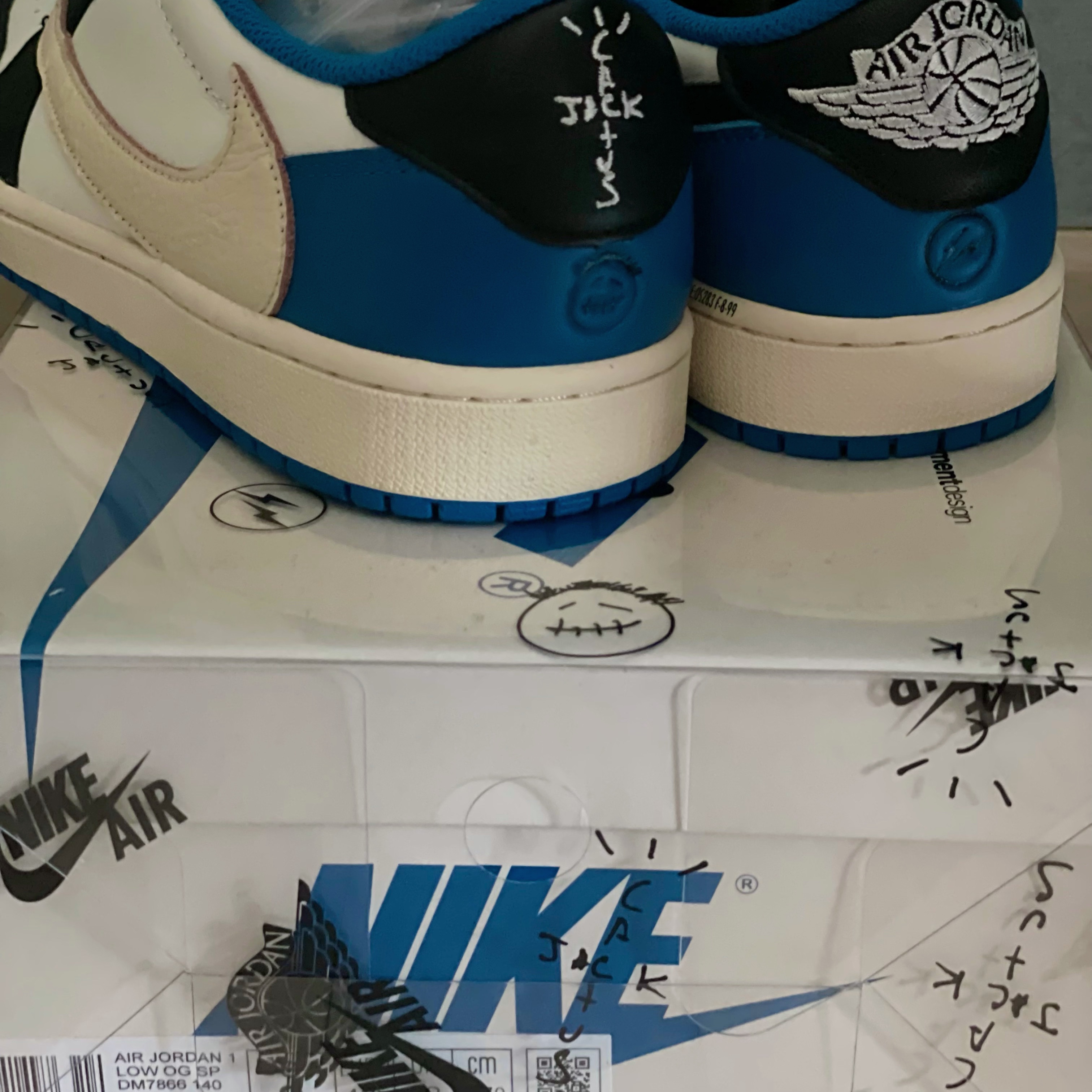 Jordan 1 x Travis Scott x Fragment Retro Low OG SP Military Blue 착용 스타일 - 1