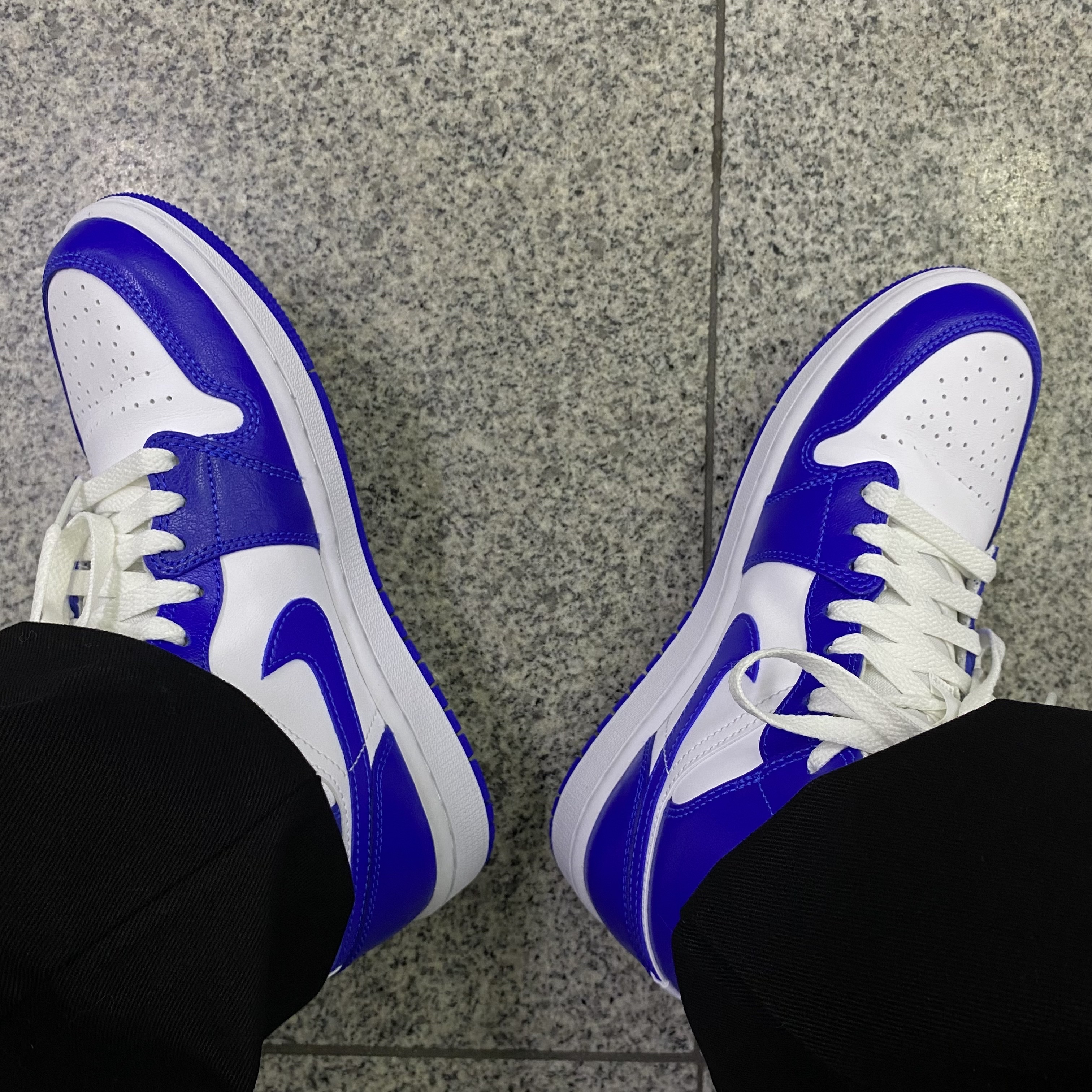 (W) Jordan 1 Mid White Hyper Royal 착용 스타일 - 1