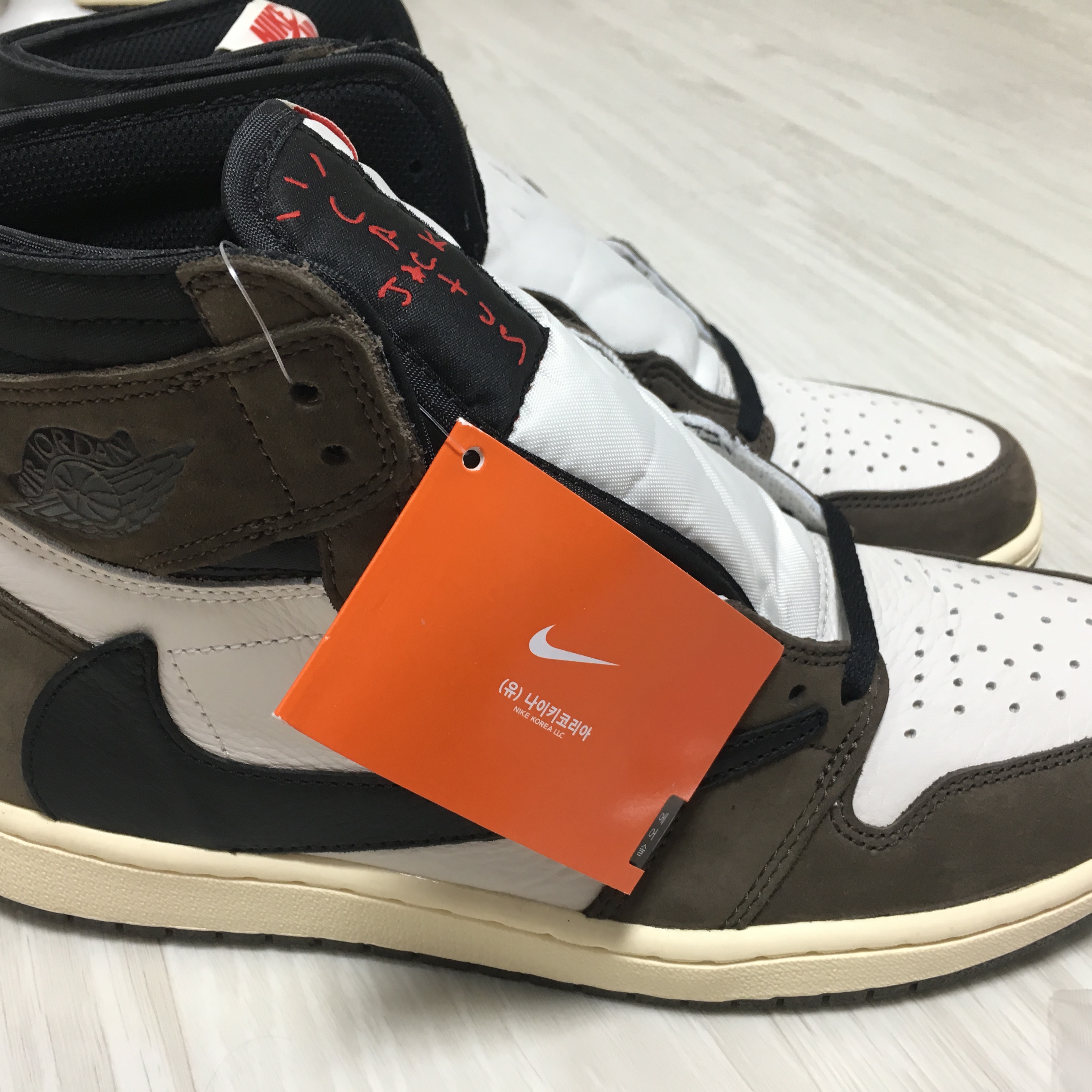 Jordan 1 x Travis Scott Retro High OG SP Mocha 착용 스타일 - 4