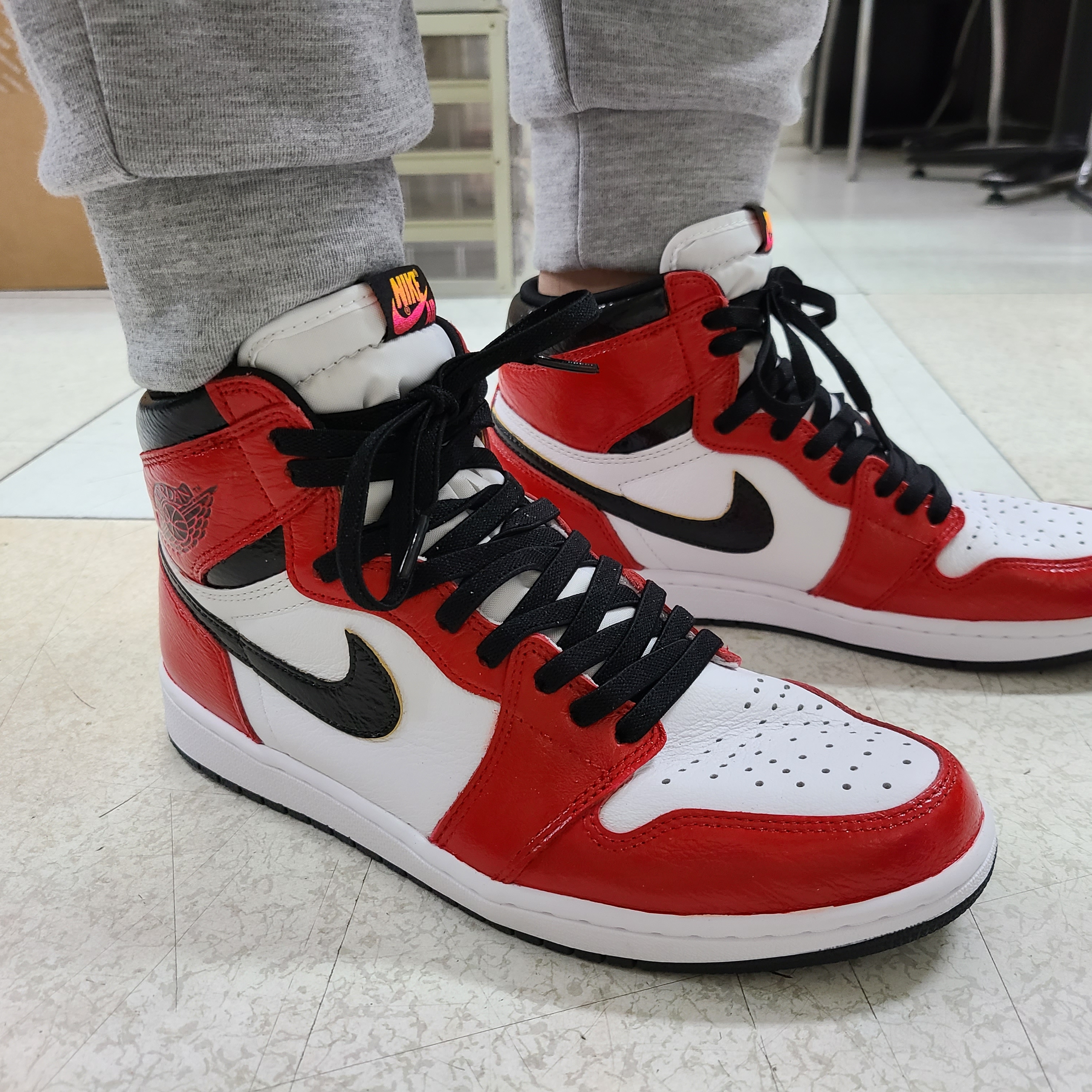 Jordan 1 Retro High OG Light Fusion Red 착용 스타일 - 1