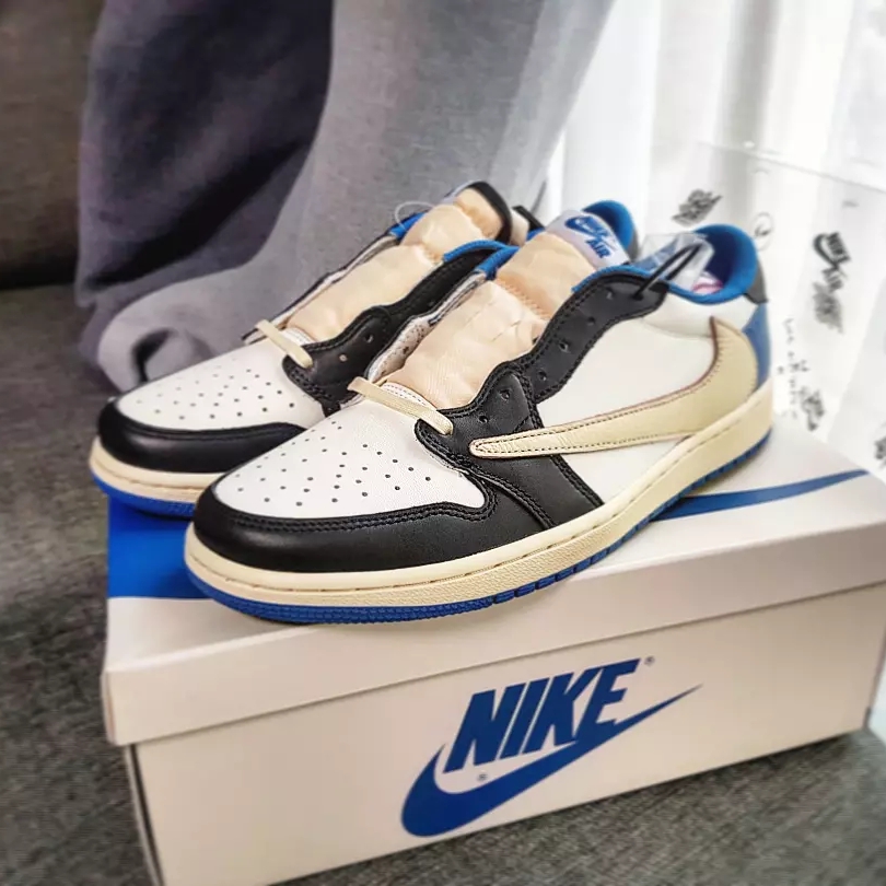 Jordan 1 x Travis Scott x Fragment Retro Low OG SP Military Blue 착용 스타일 - 1