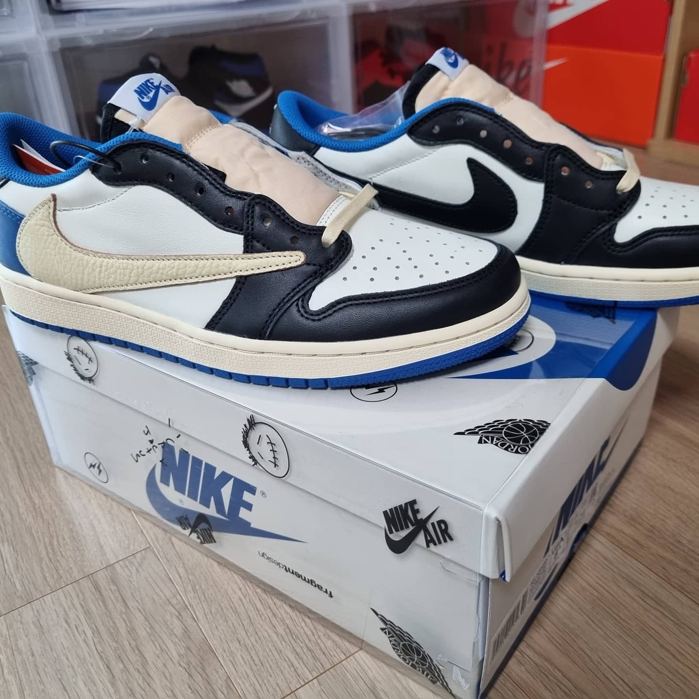Jordan 1 x Travis Scott x Fragment Retro Low OG SP Military Blue, Jordan 1 x Travis Scott Retro High OG SP Mocha 착용 스타일 - 1