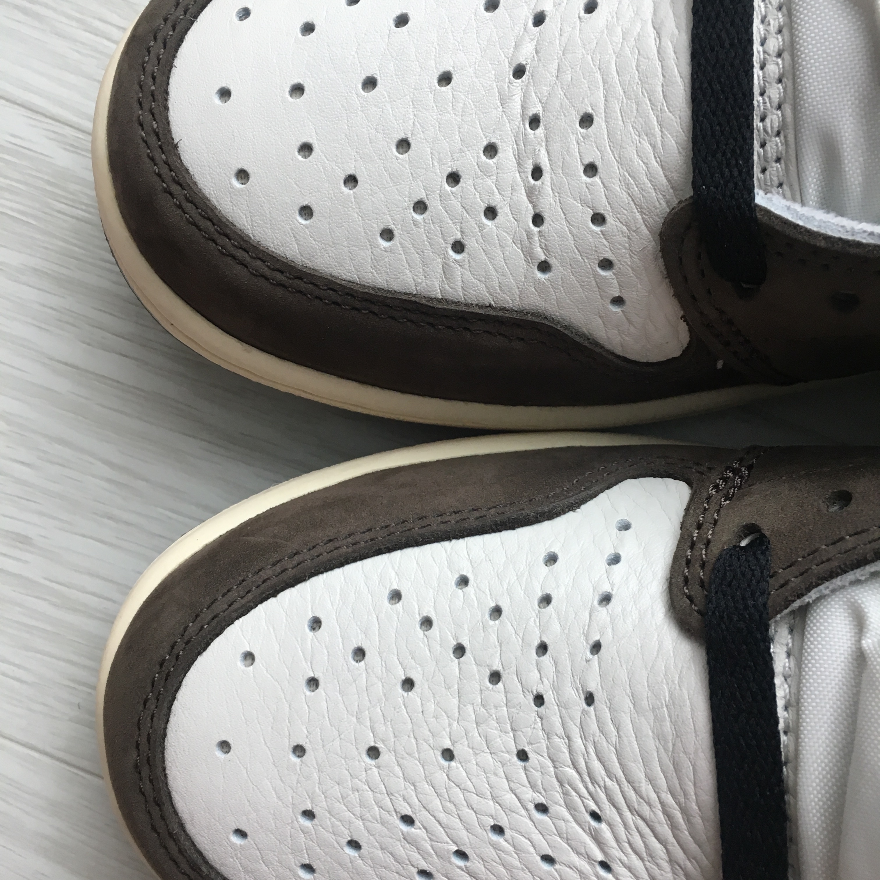 Jordan 1 x Travis Scott Retro High OG SP Mocha 착용 스타일 - 2