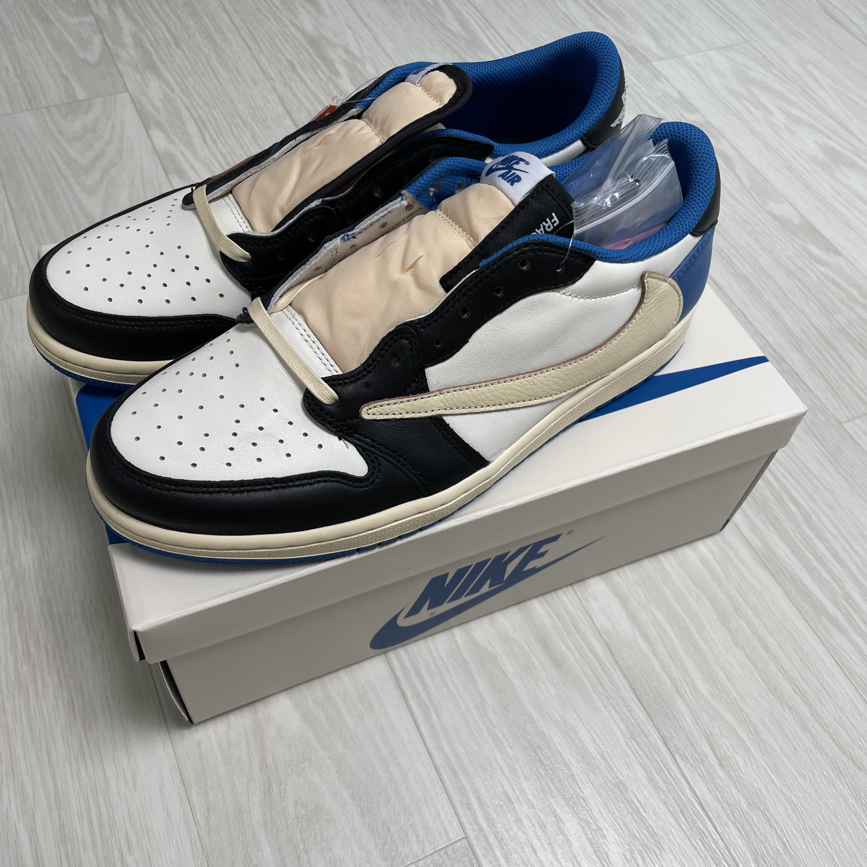 Jordan 1 x Travis Scott x Fragment Retro Low OG SP Military Blue 착용 스타일 - 1