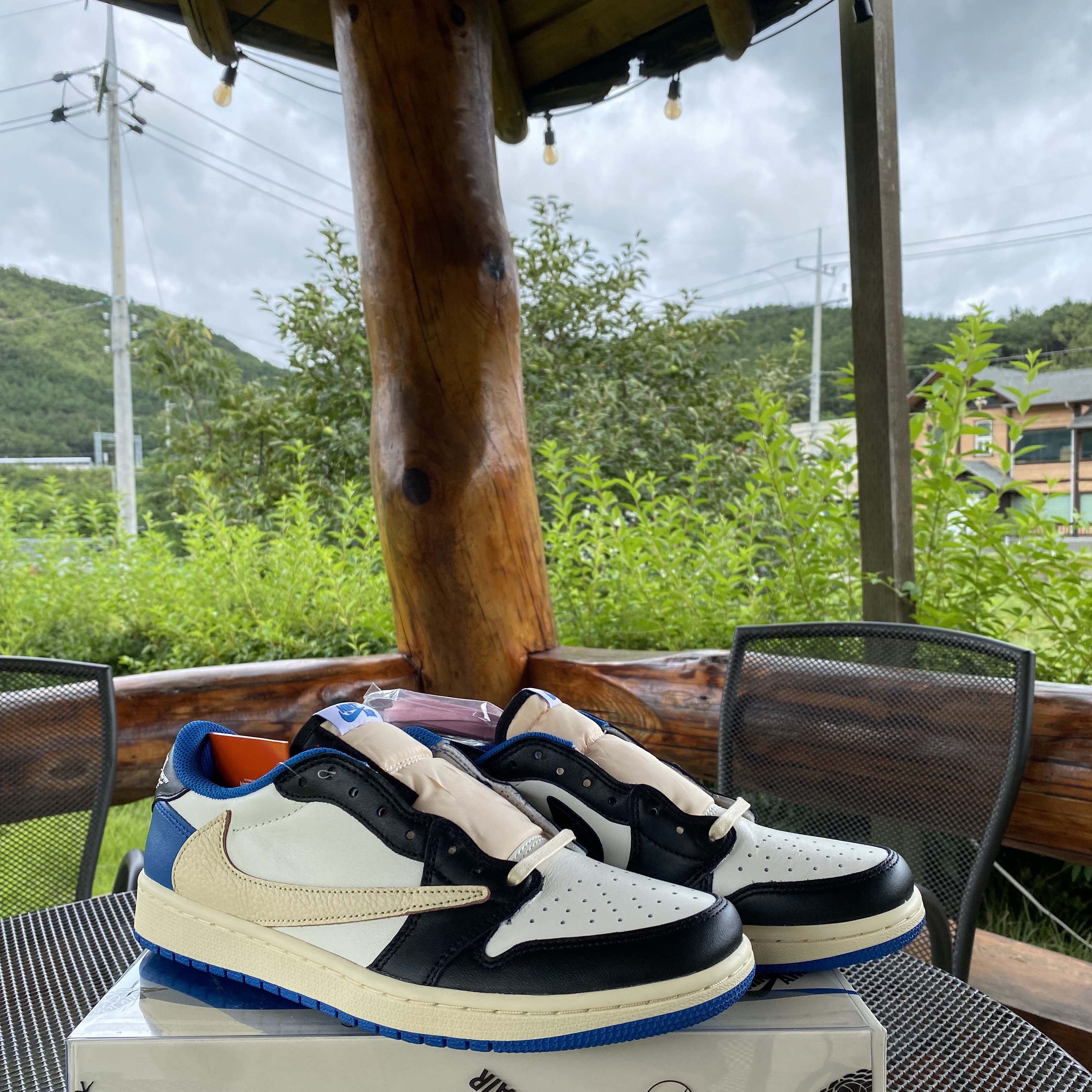 Jordan 1 x Travis Scott x Fragment Retro Low OG SP Military Blue 착용 스타일 - 1
