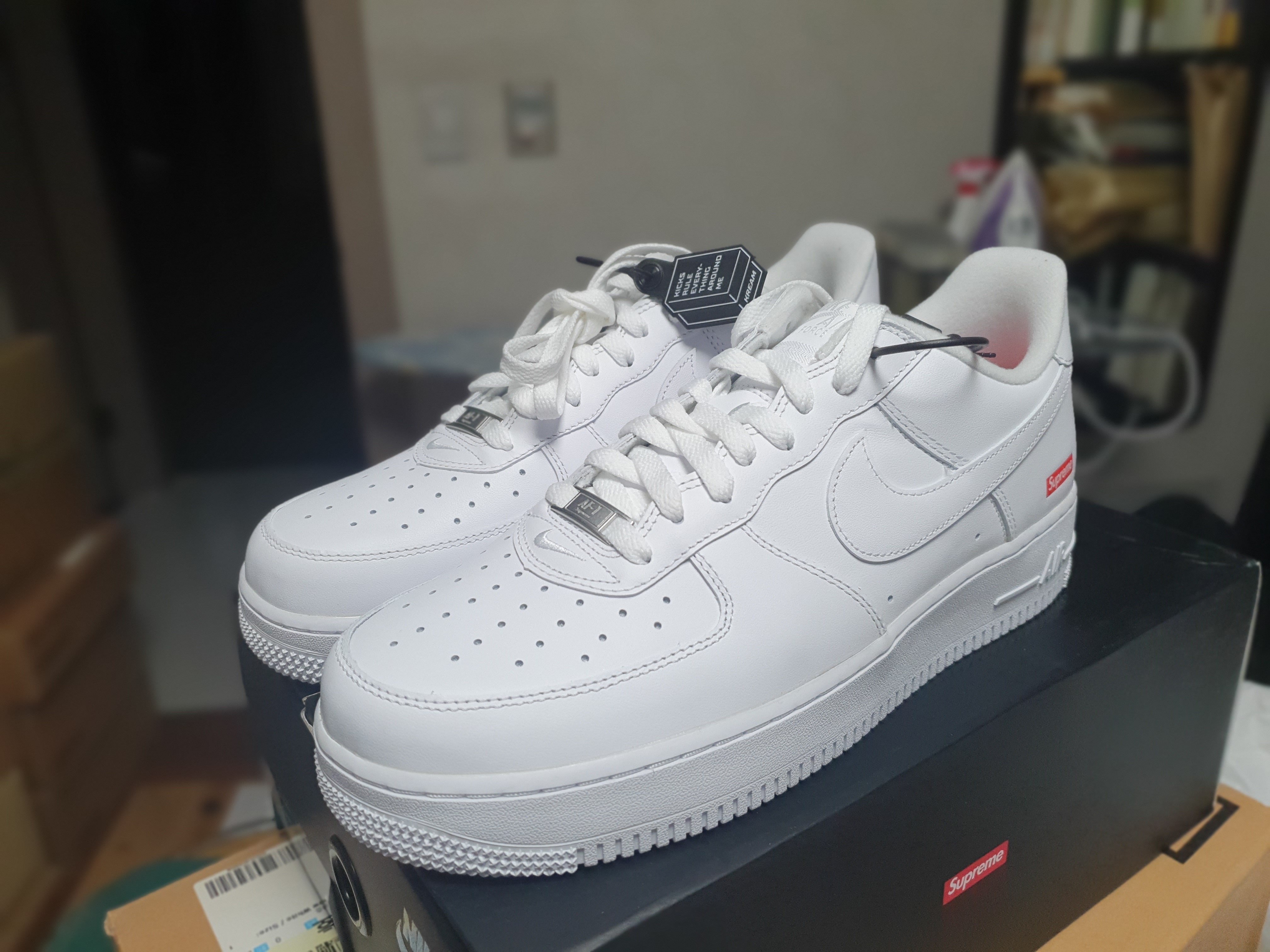 Nike x Supreme Air Force 1 Low White 착용 스타일 - 1