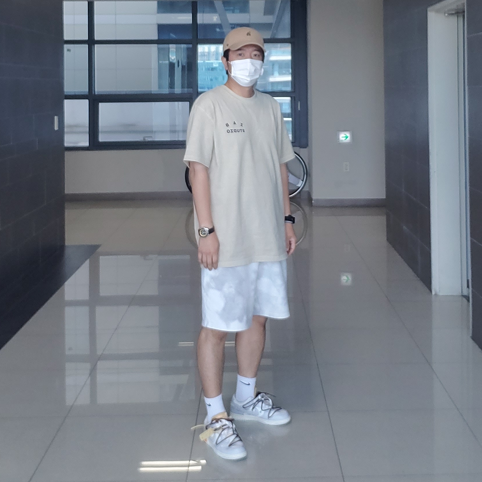 Nike x Off-White Dunk Low The 50 - Lot 46, IAB Studio Pigment T-Shirt Oatmeal 착용 스타일 - 1