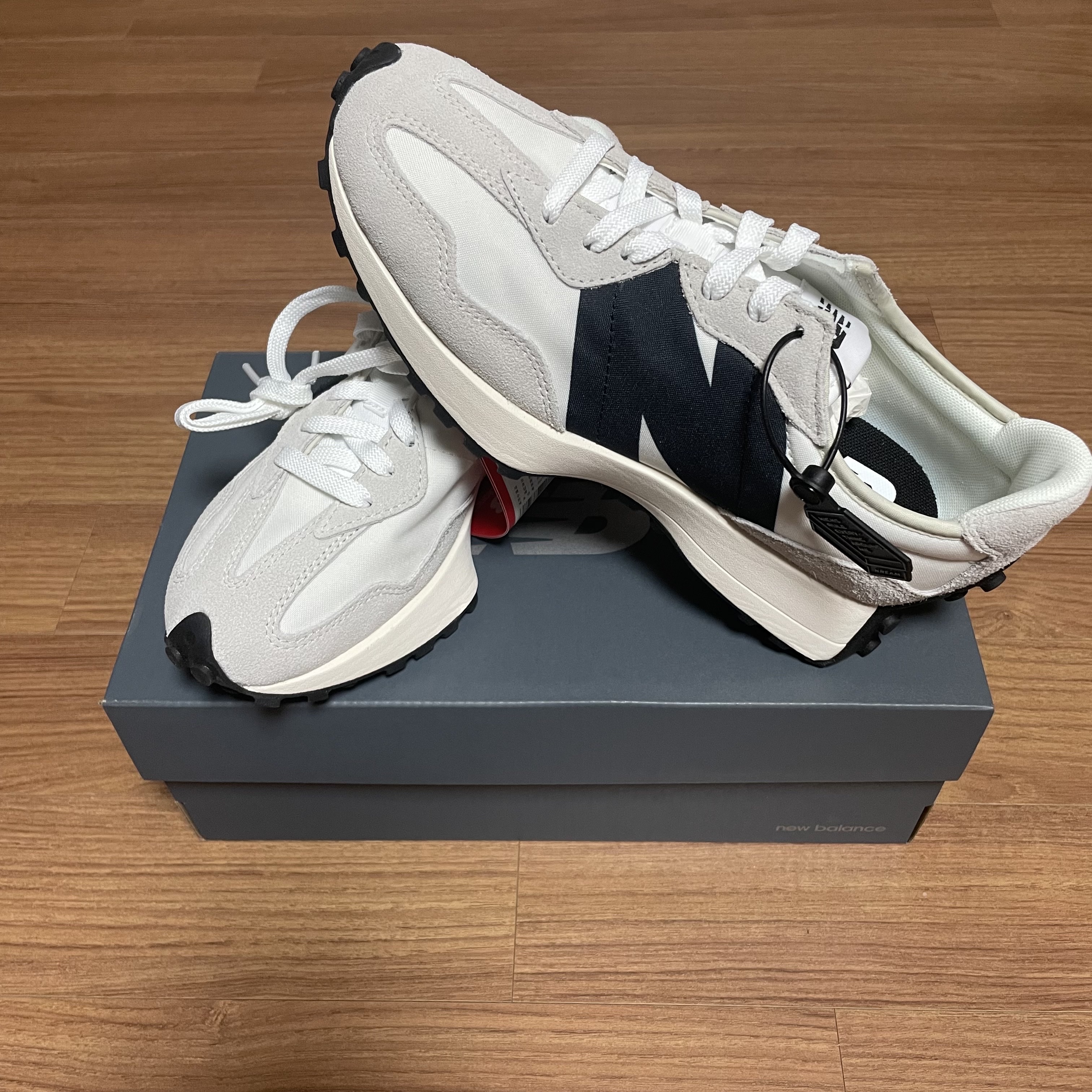 New Balance 327 White Black 착용 스타일
