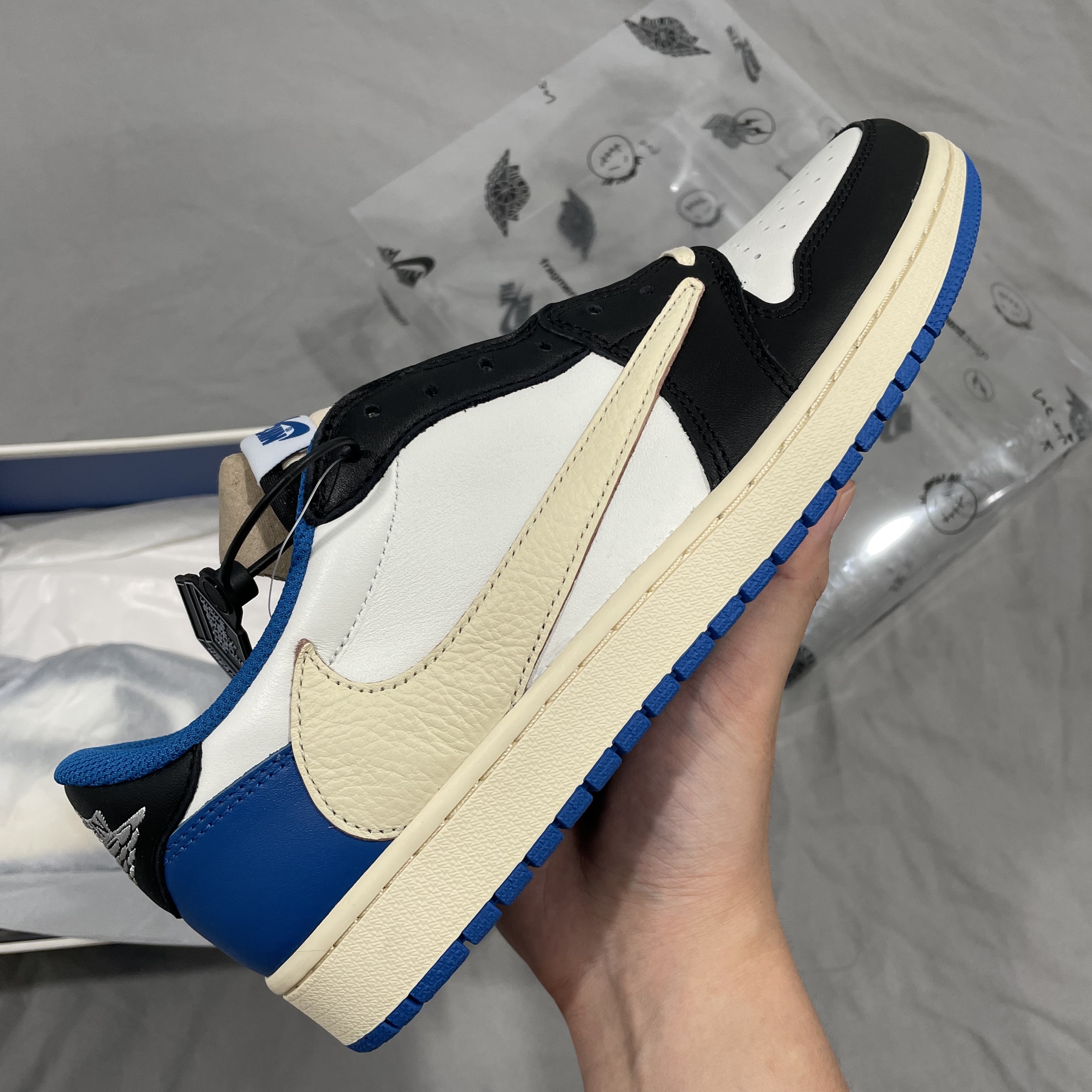 Jordan 1 x Travis Scott x Fragment Retro Low OG SP Military Blue 착용 스타일 - 5