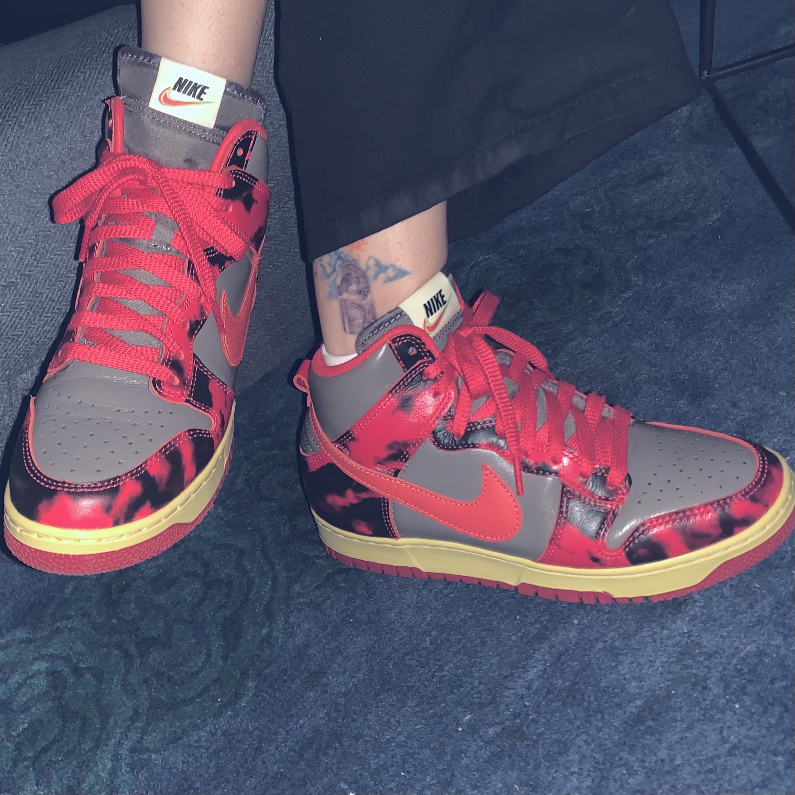 Nike Dunk High 1985 SP Red Acid Wash 착용 스타일 - 3