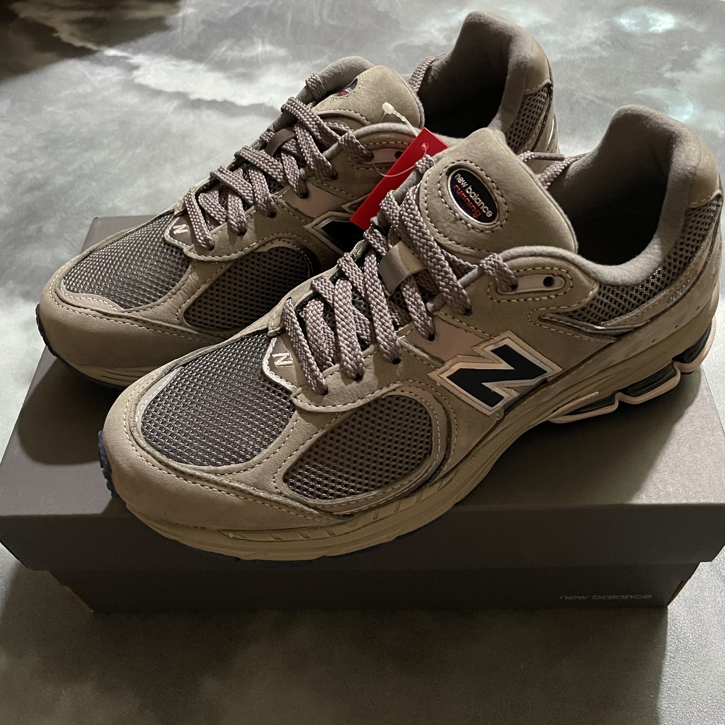 New Balance 2002R Grey 착용 스타일 - 1