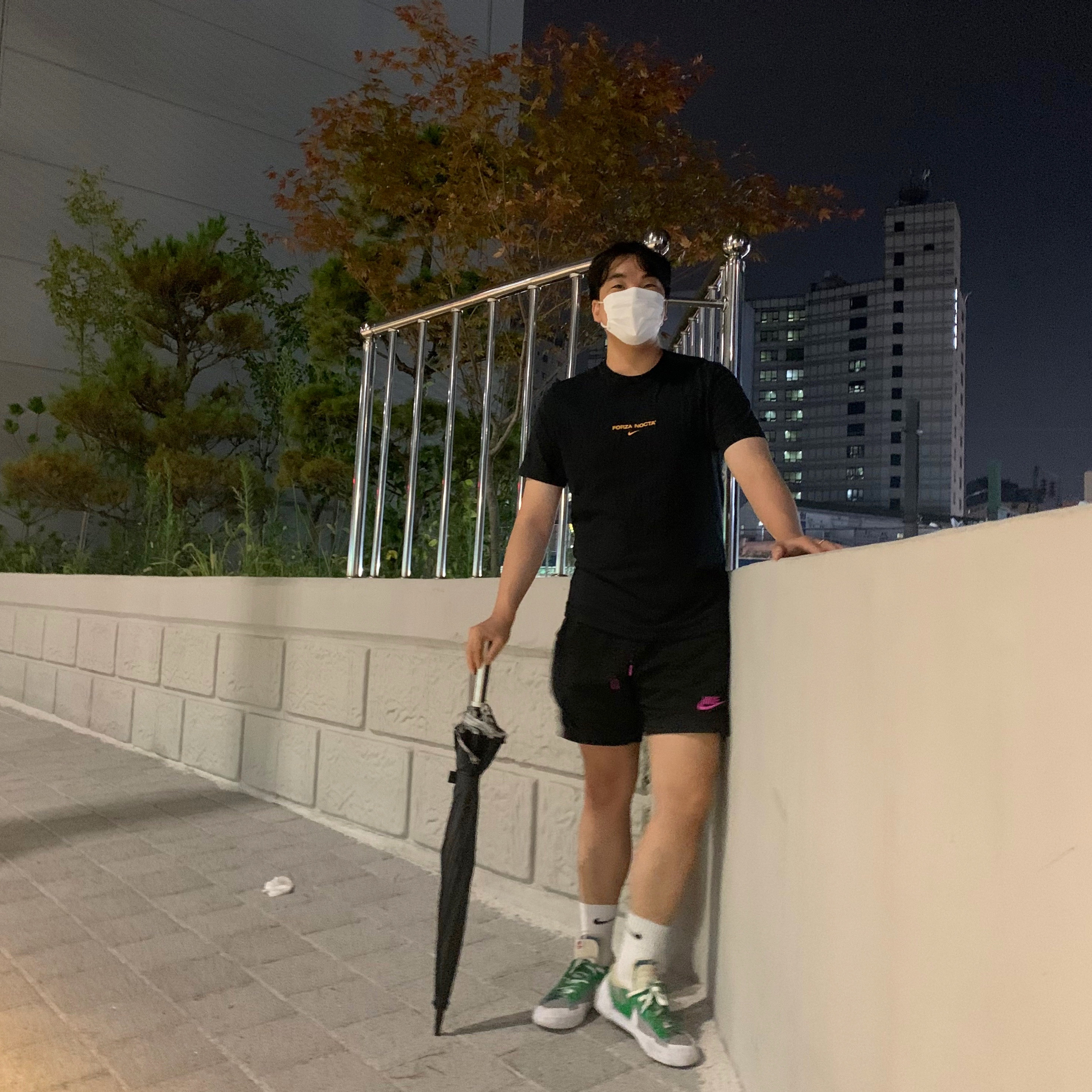 Nike x Sacai Blazer Low Classic Green, Nike x Drake Nocta Essential T-Shirt Black - Asia 착용 스타일