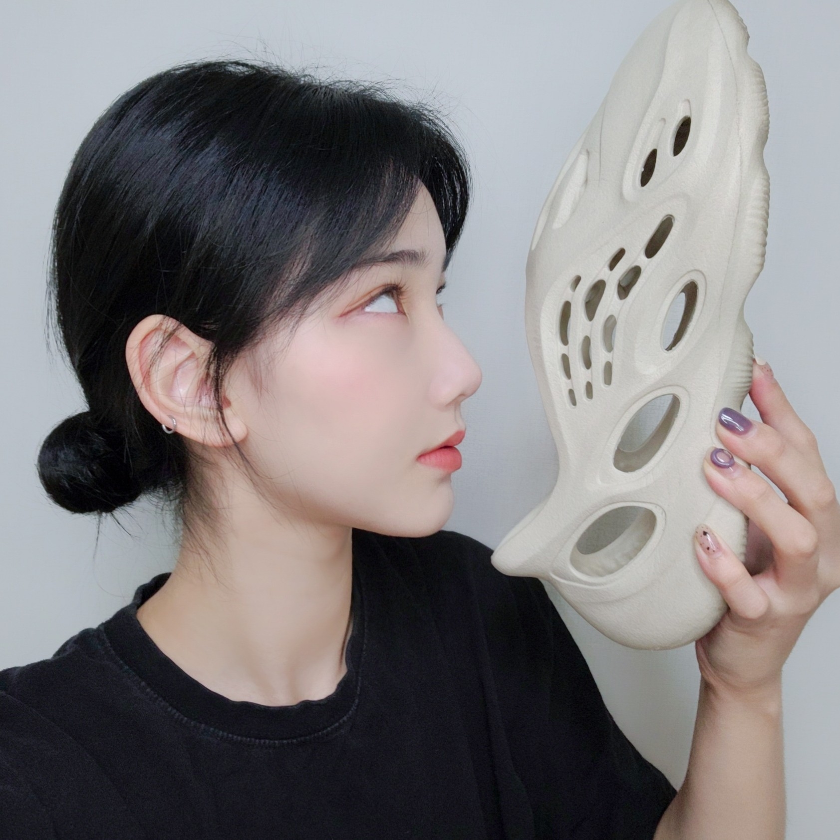 Adidas Yeezy Foam RNNR Sand 착용 스타일 - 1