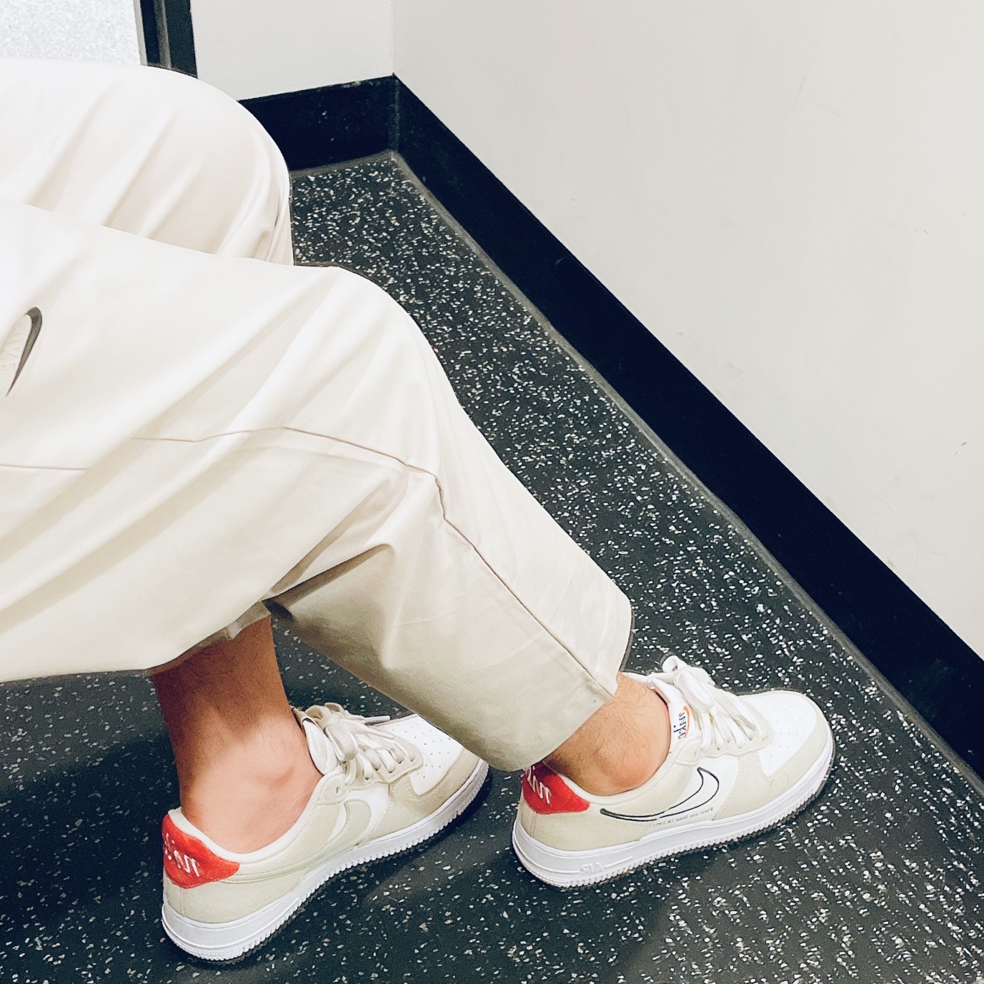Nike Air Force 1 '07 SE First Use Light Stone 착용 스타일