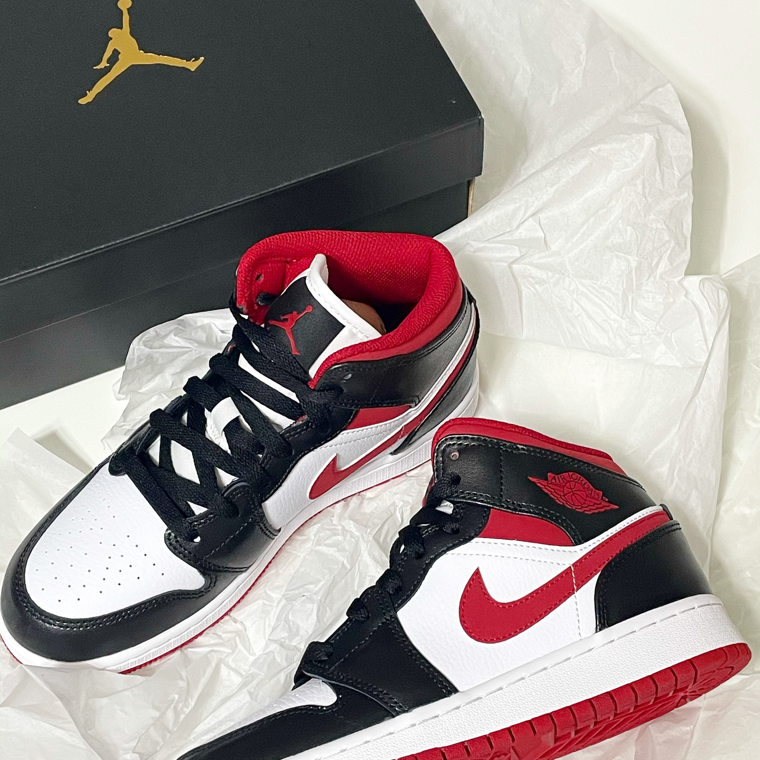Jordan 1 Mid Gym Red Black White 착용 스타일 - 1