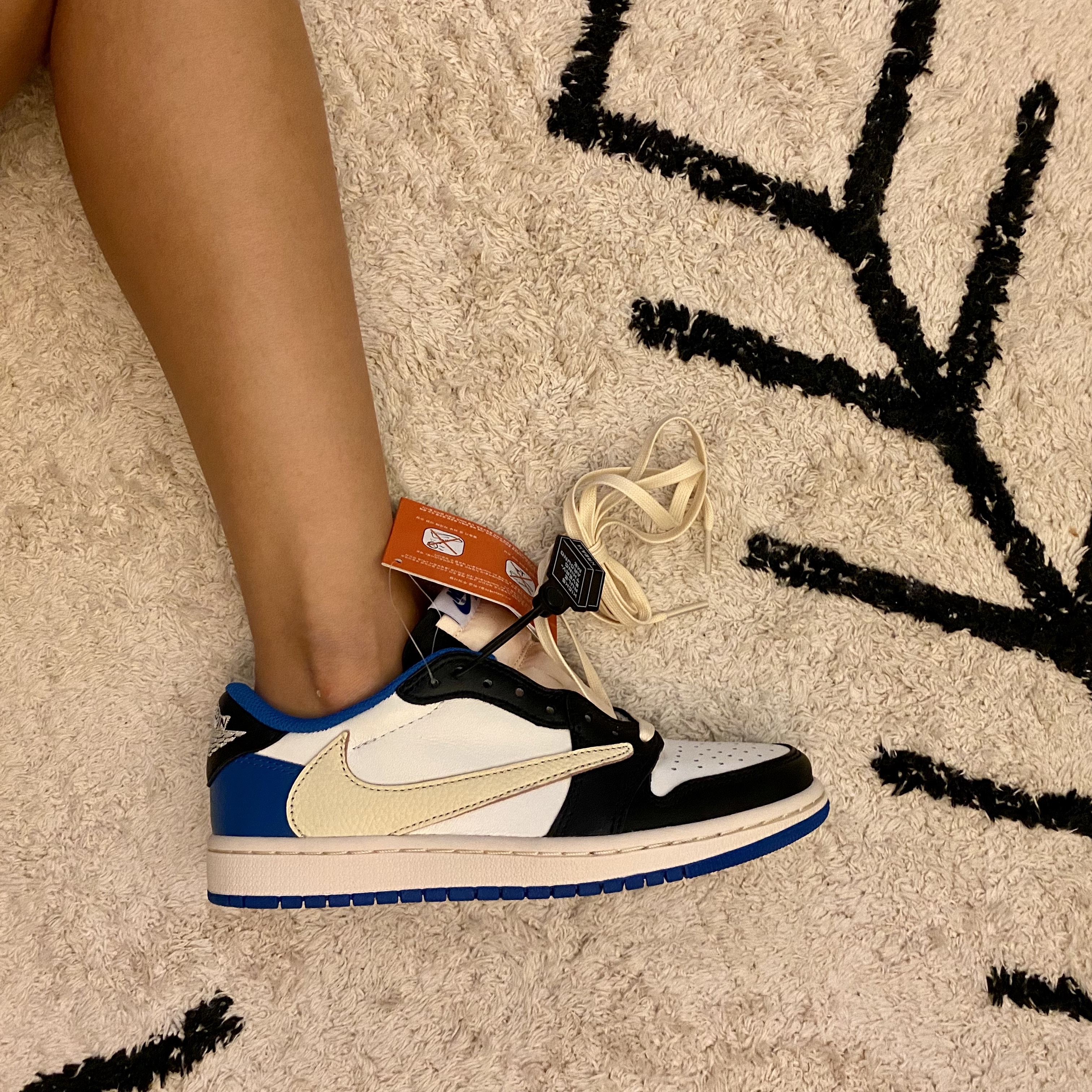 Jordan 1 x Travis Scott x Fragment Retro Low OG SP Military Blue 착용 스타일 - 1