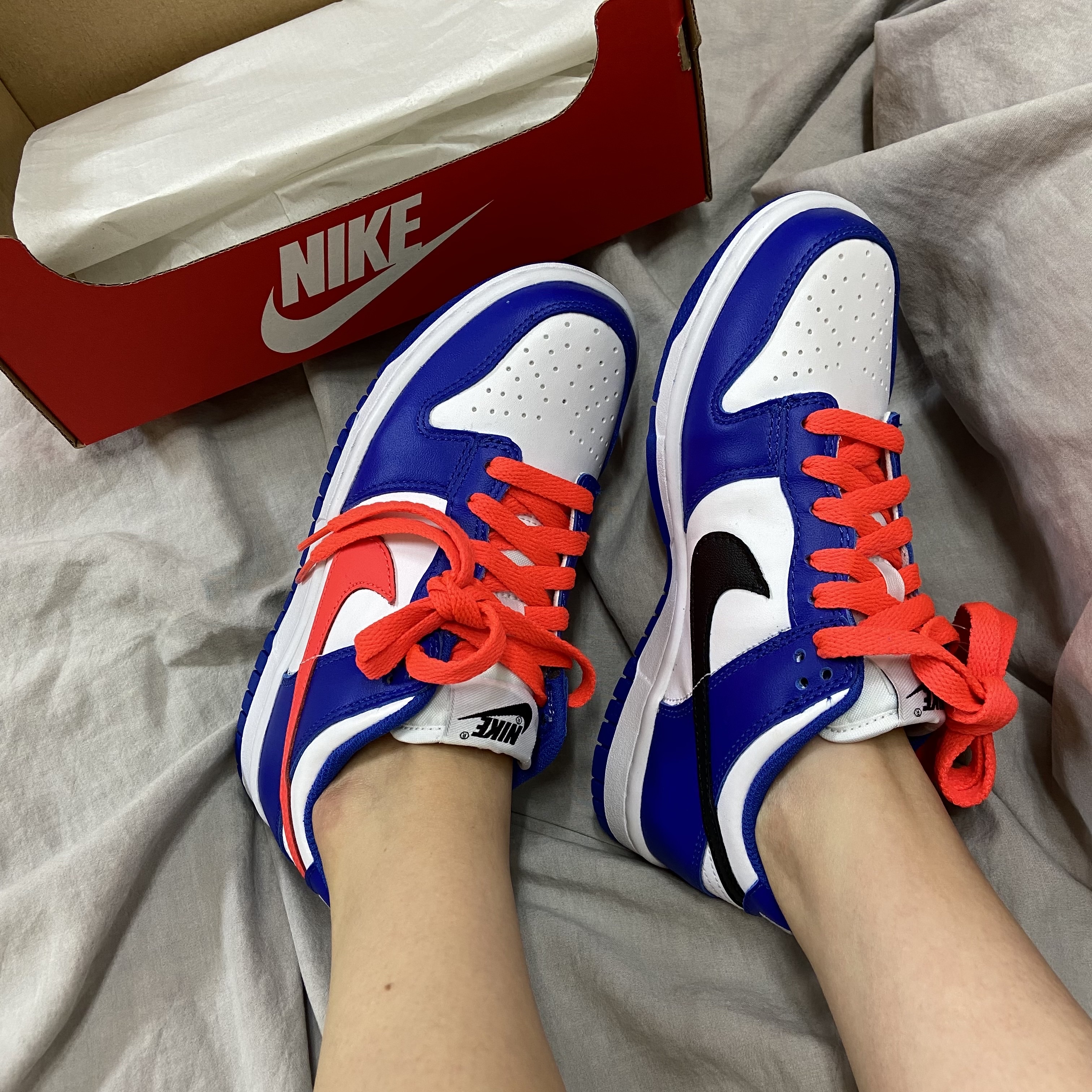 (GS) Nike Dunk Low Bright Crimson Game Royal 착용 스타일 - 1