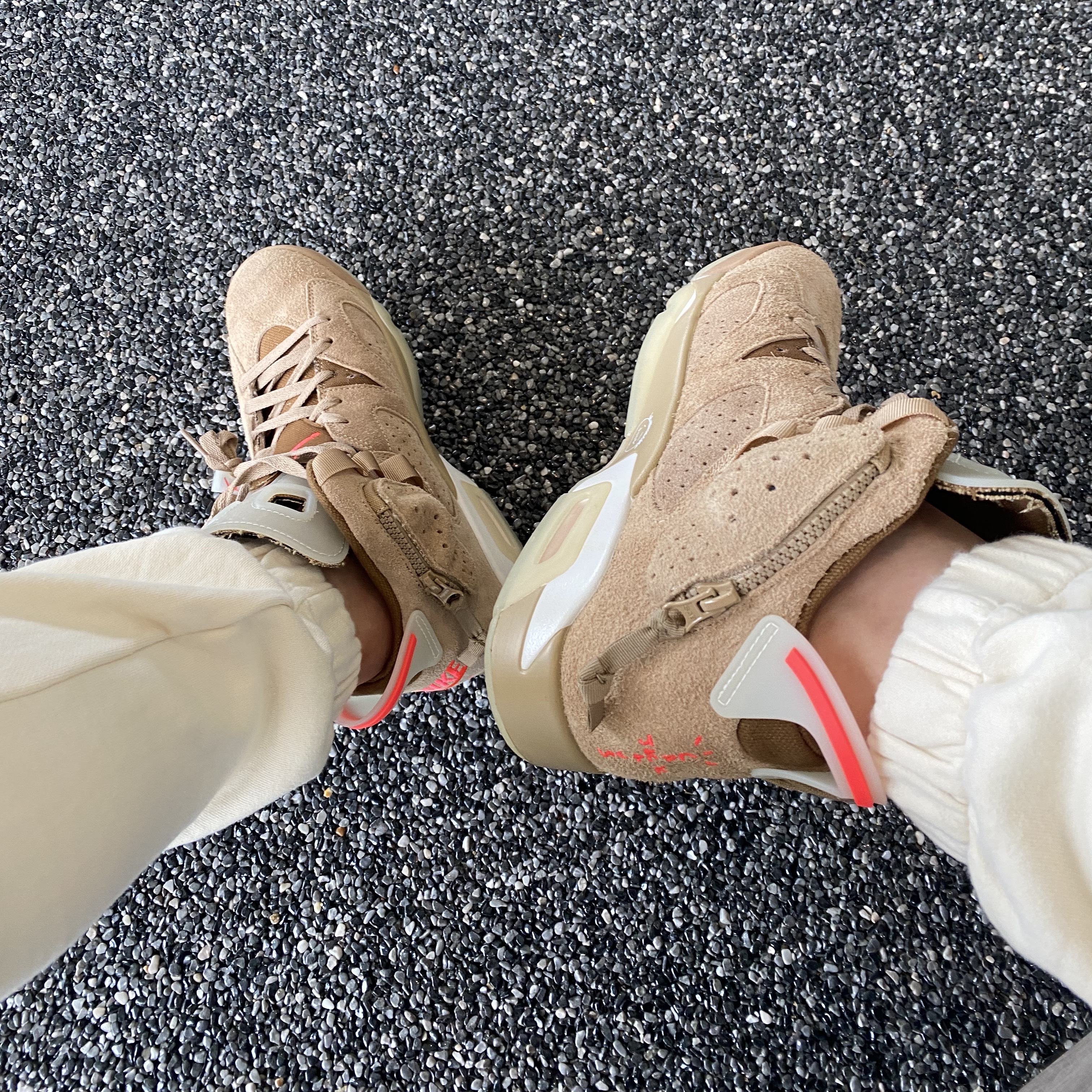 Jordan 6 x Travis Scott Retro SP British Khaki 착용 스타일 - 3