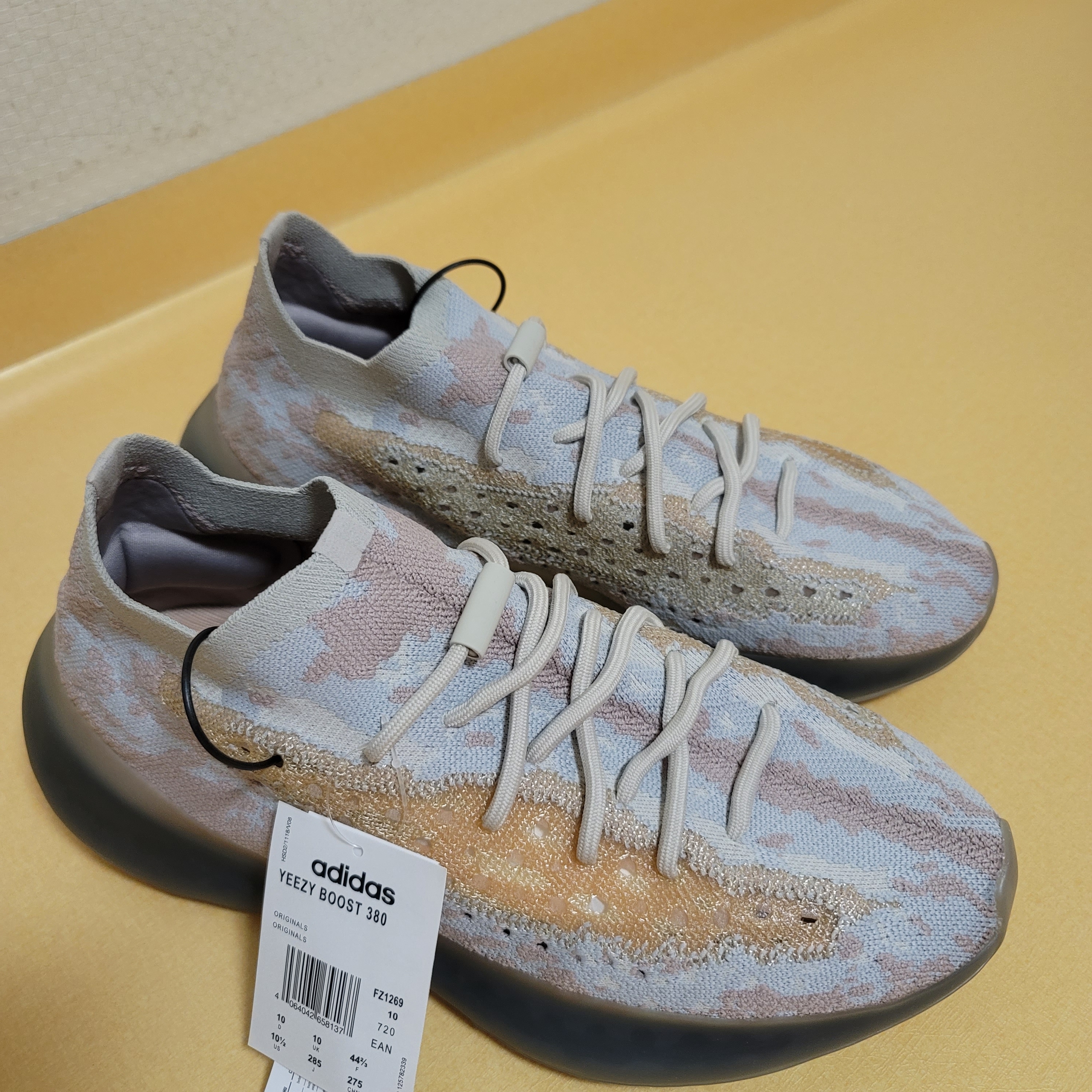Adidas Yeezy Boost 380 Pepper - Non-Reflective 착용 스타일