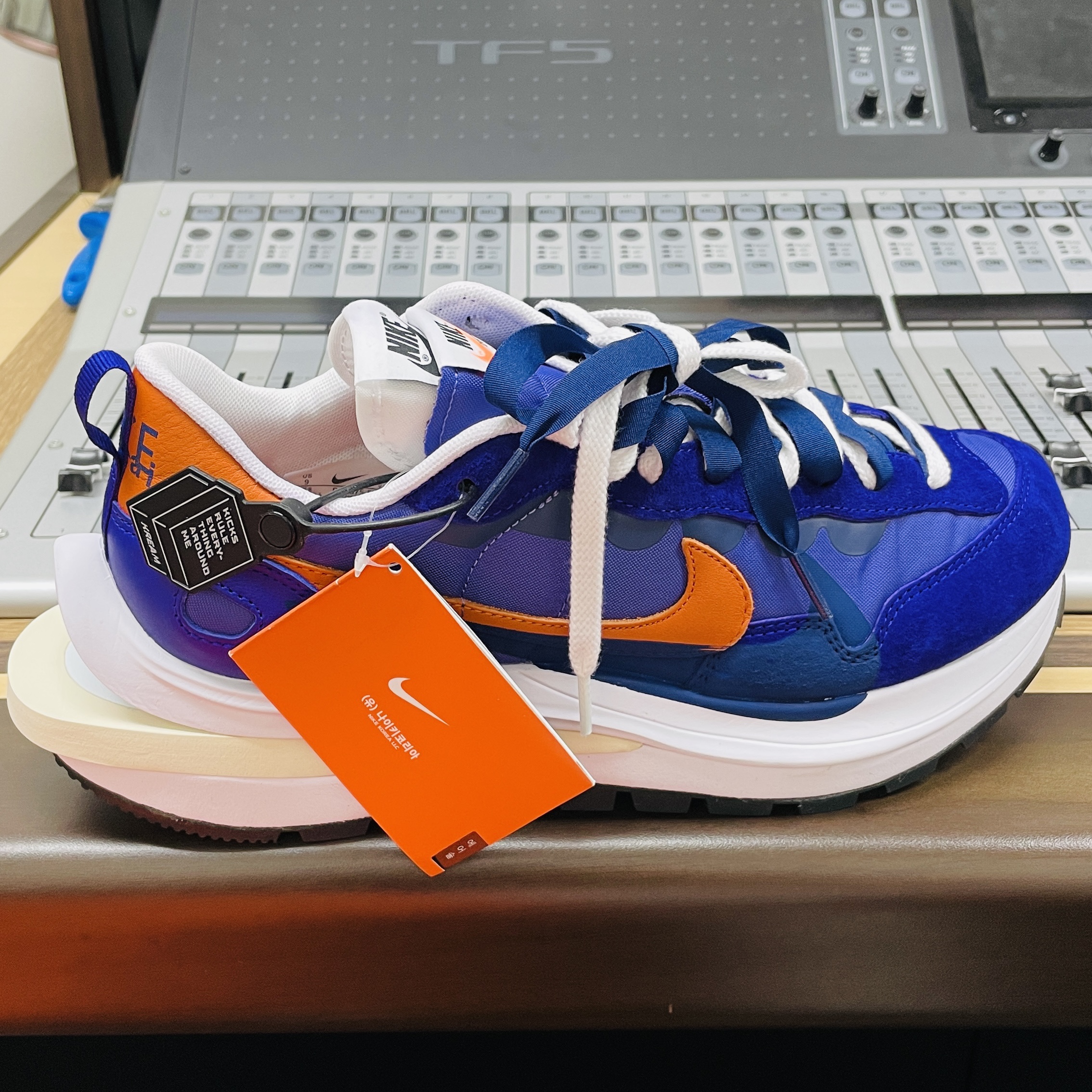 Nike x Sacai VaporWaffle Dark Iris 착용 스타일