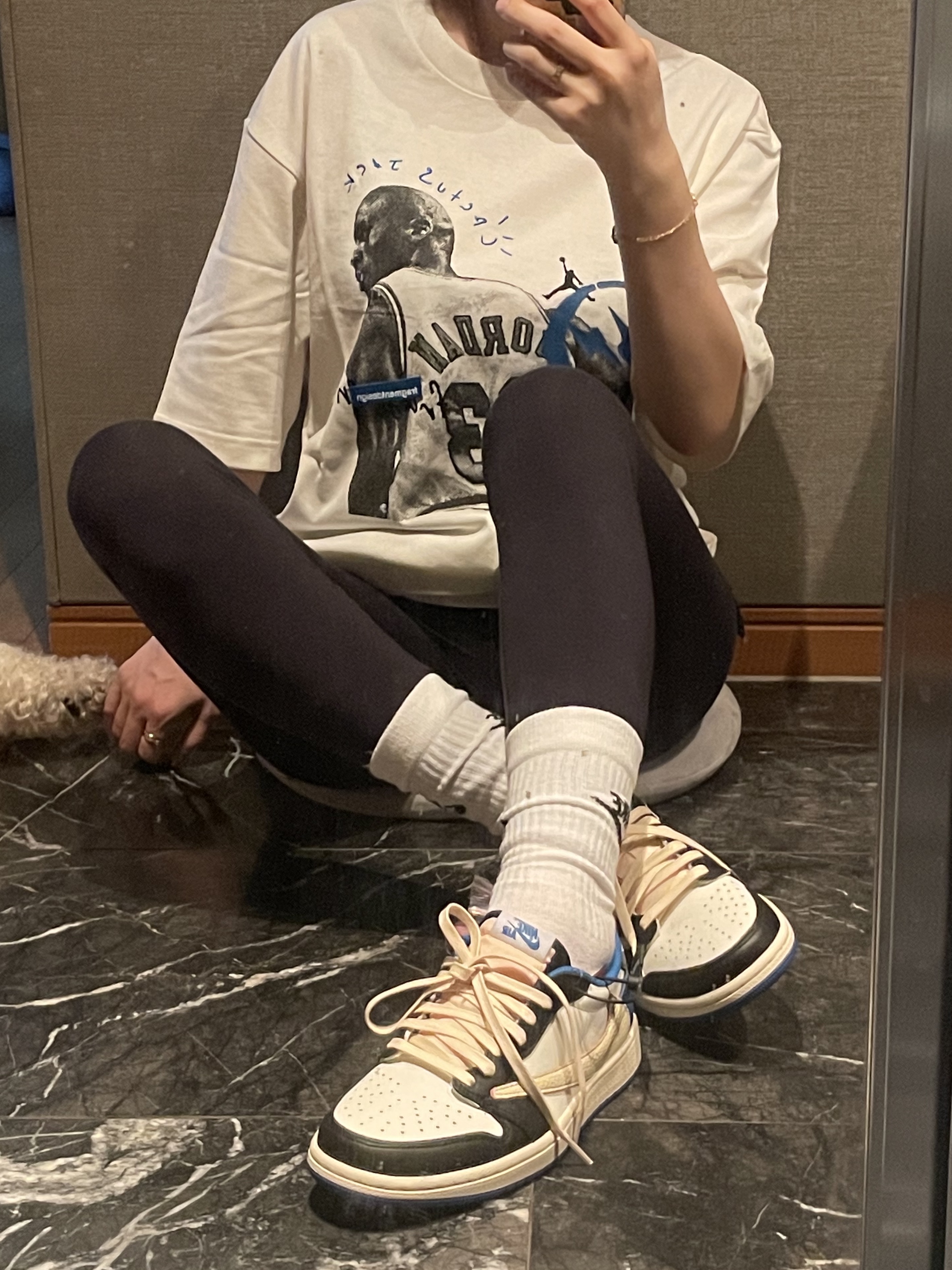 Jordan x Travis Scott x Fragment T-Shirt Sail (DJ0619-133), Jordan 1 x Travis Scott x Fragment Retro Low OG SP Military Blue 착용 스타일 - 1