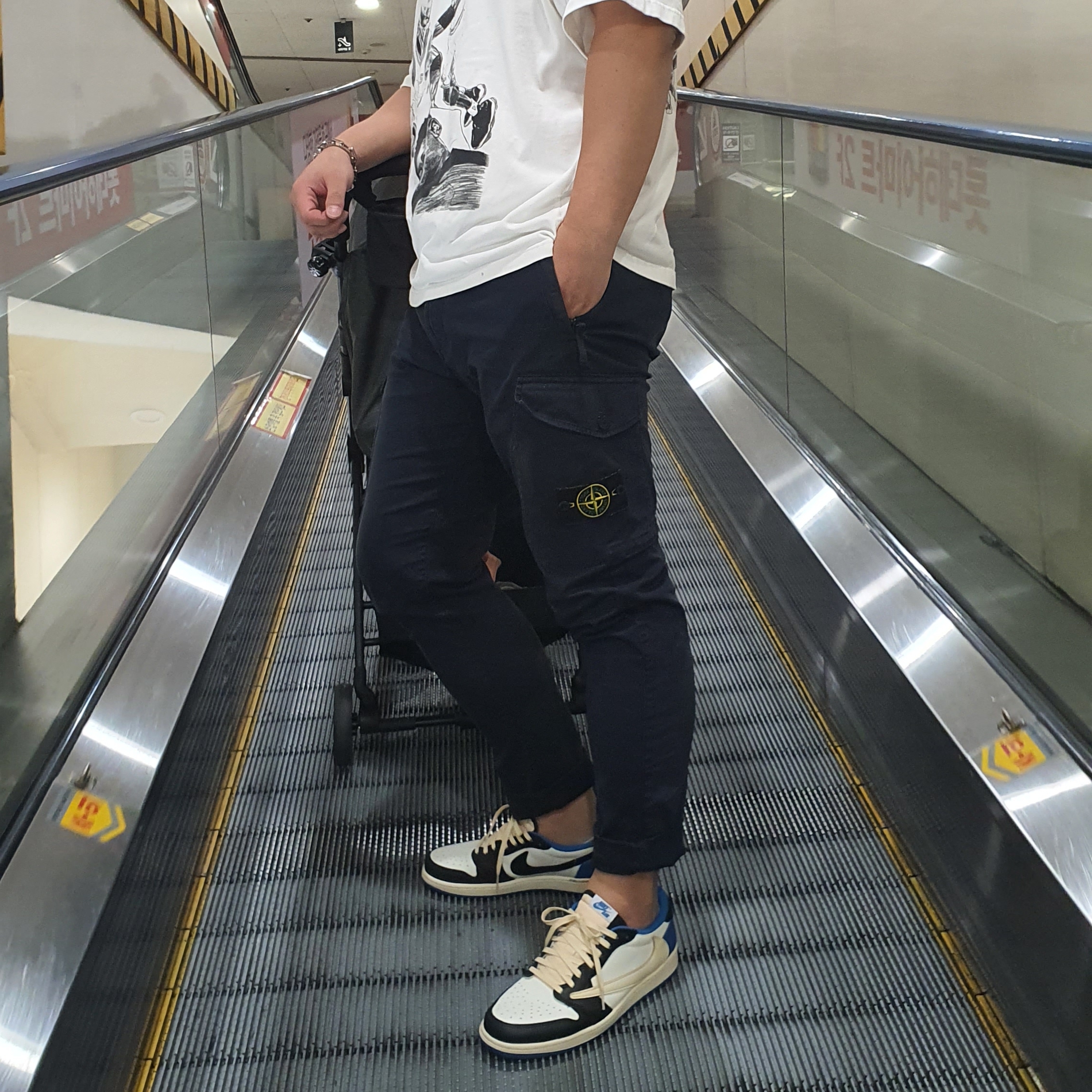 Jordan 1 x Travis Scott x Fragment Retro Low OG SP Military Blue, Jordan x Off-White S/S T-Shirt White - Asia 착용 스타일