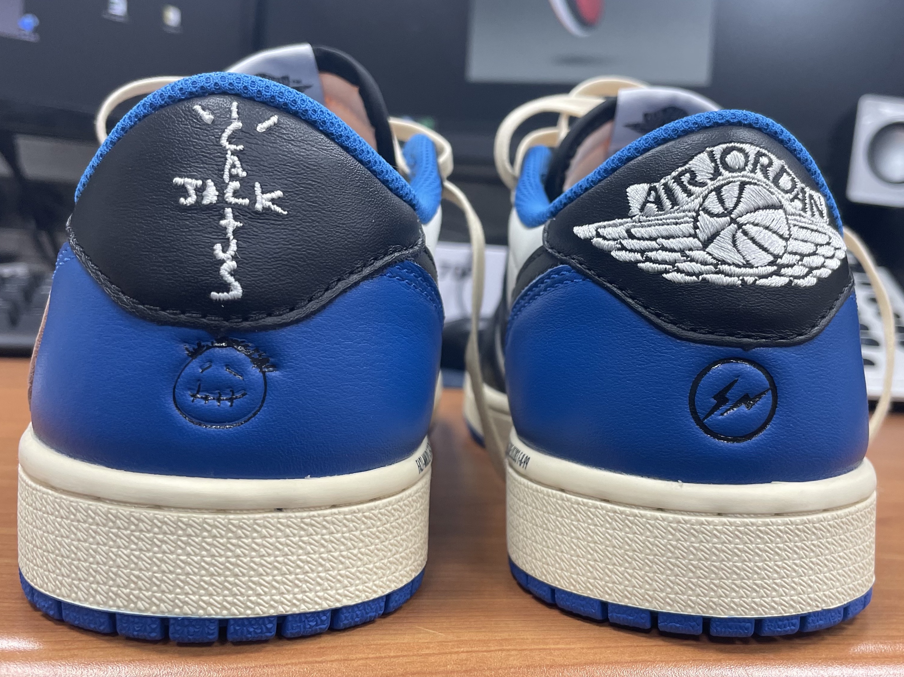 Jordan 1 x Travis Scott x Fragment Retro Low OG SP Military Blue 착용 스타일 - 3