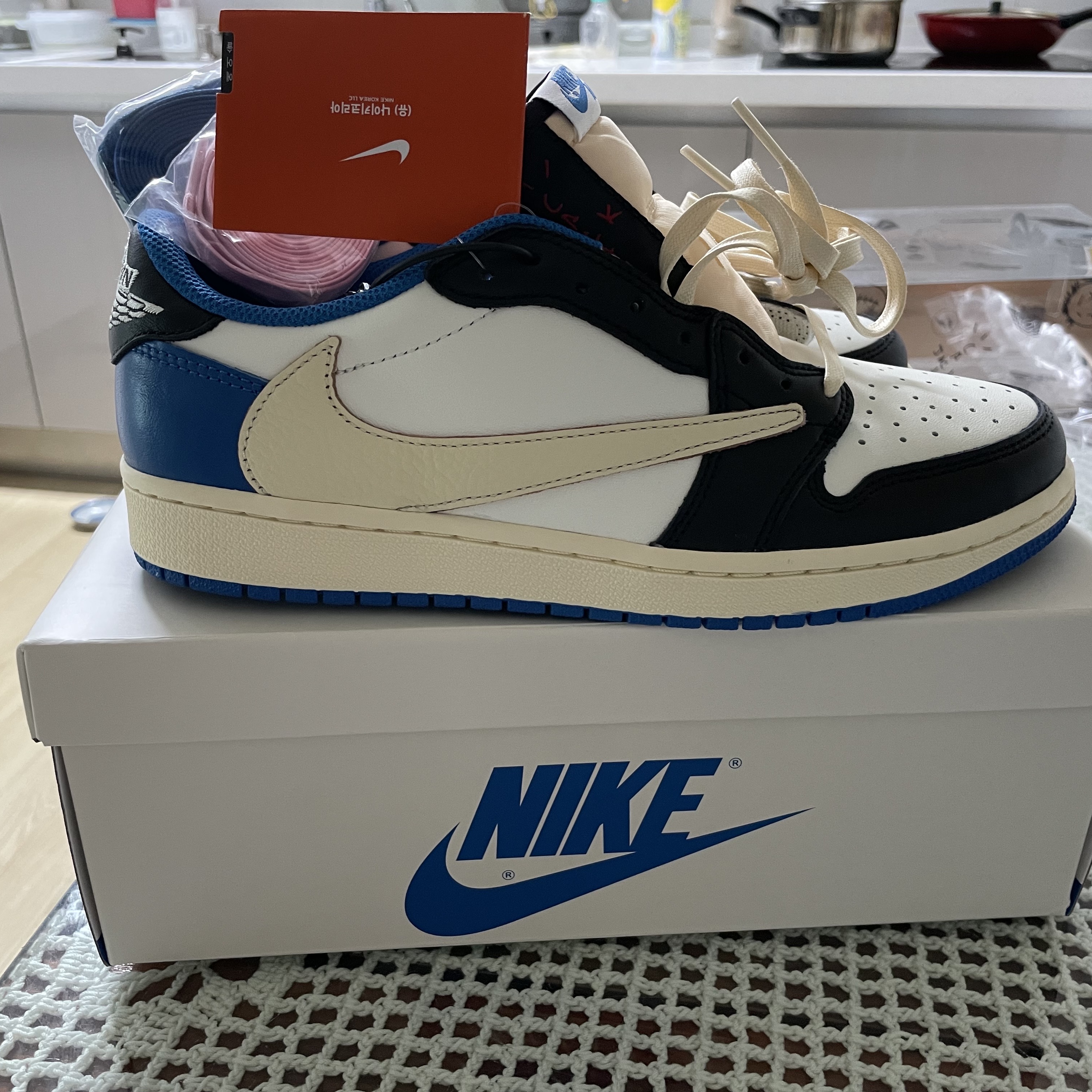 Jordan 1 x Travis Scott x Fragment Retro Low OG SP Military Blue 착용 스타일 - 3