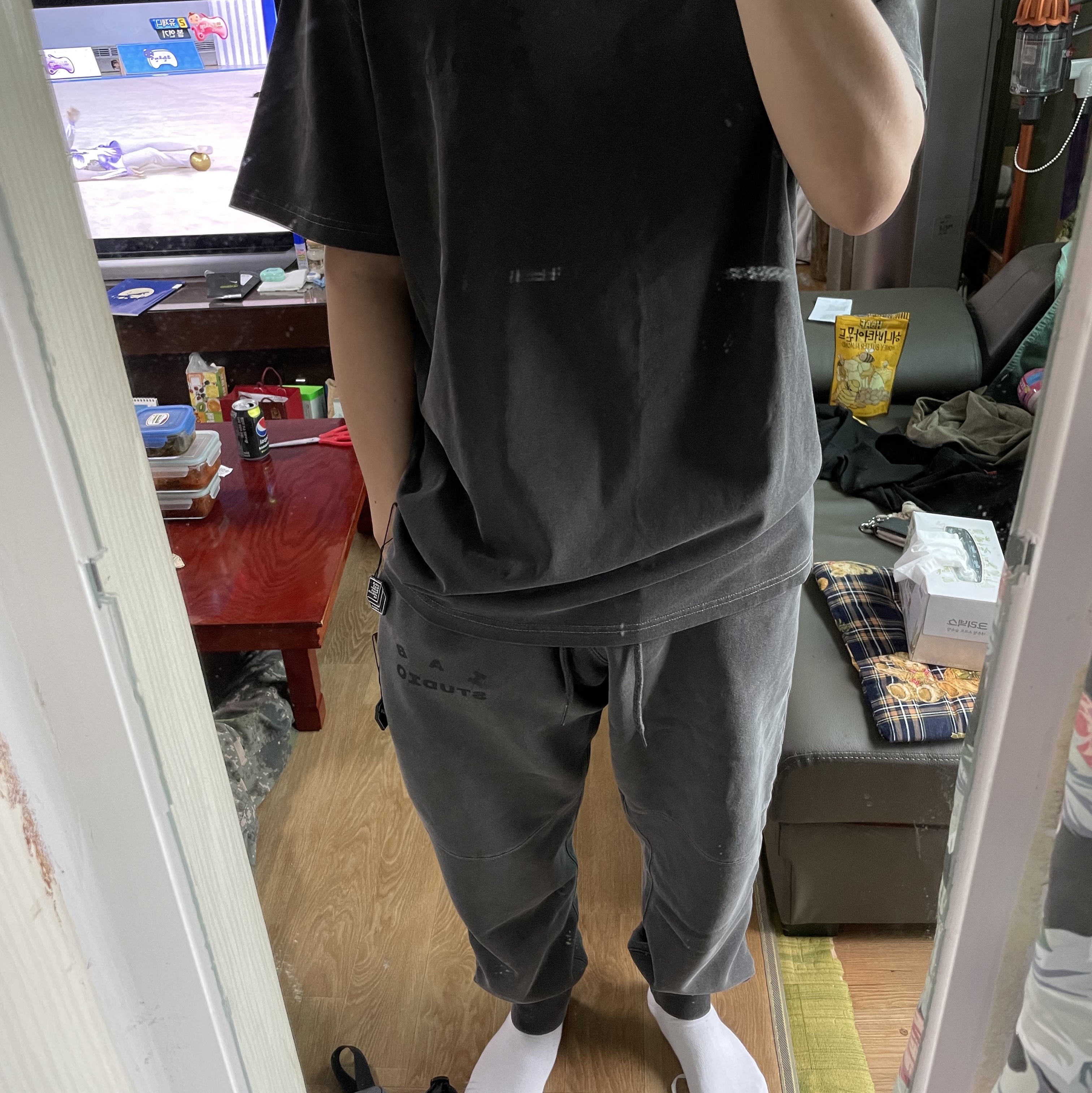 IAB Studio Pigment T-Shirt Black, IAB Studio Blocked Pigment Sweatpants Black 착용 스타일