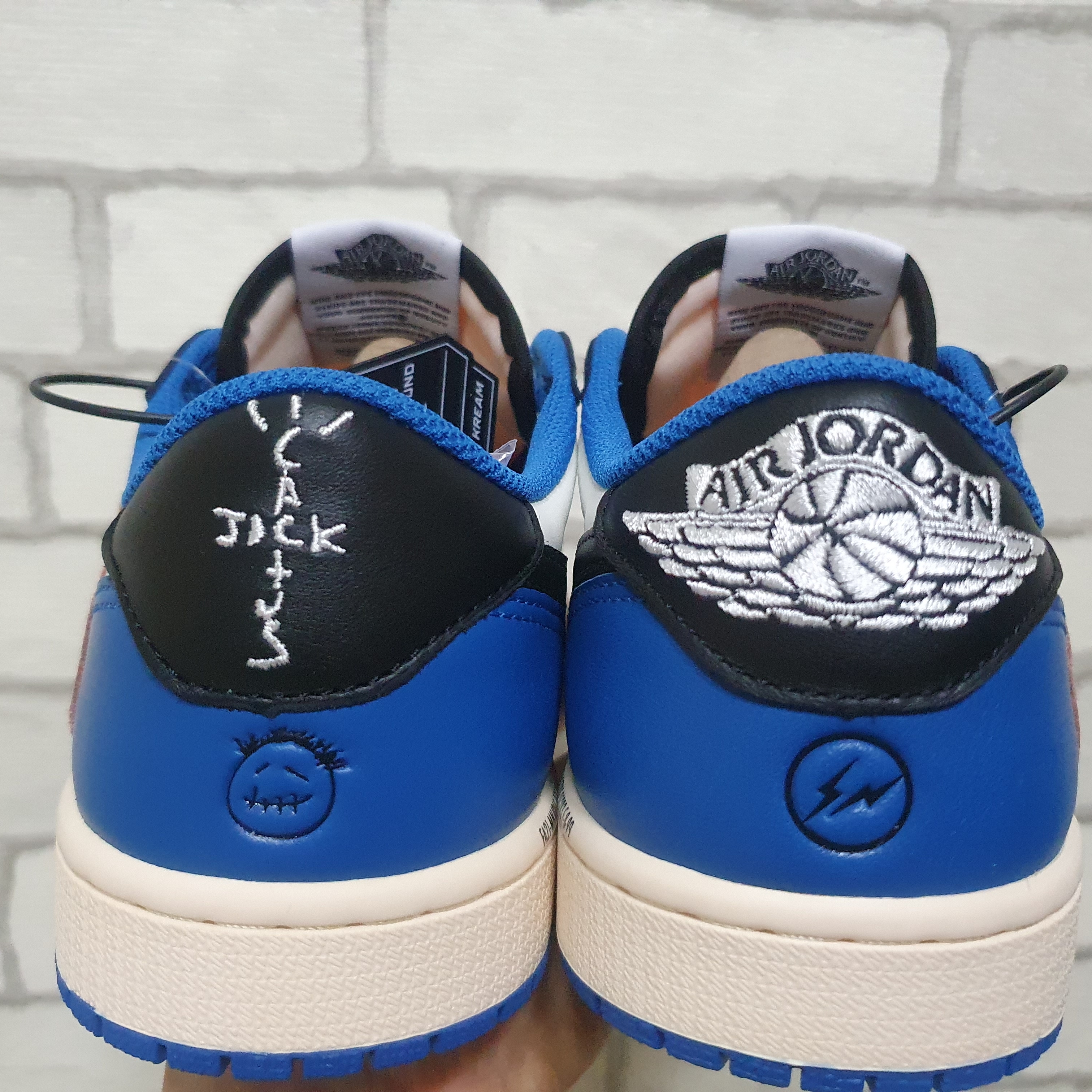 Jordan 1 x Travis Scott x Fragment Retro Low OG SP Military Blue 착용 스타일 - 3