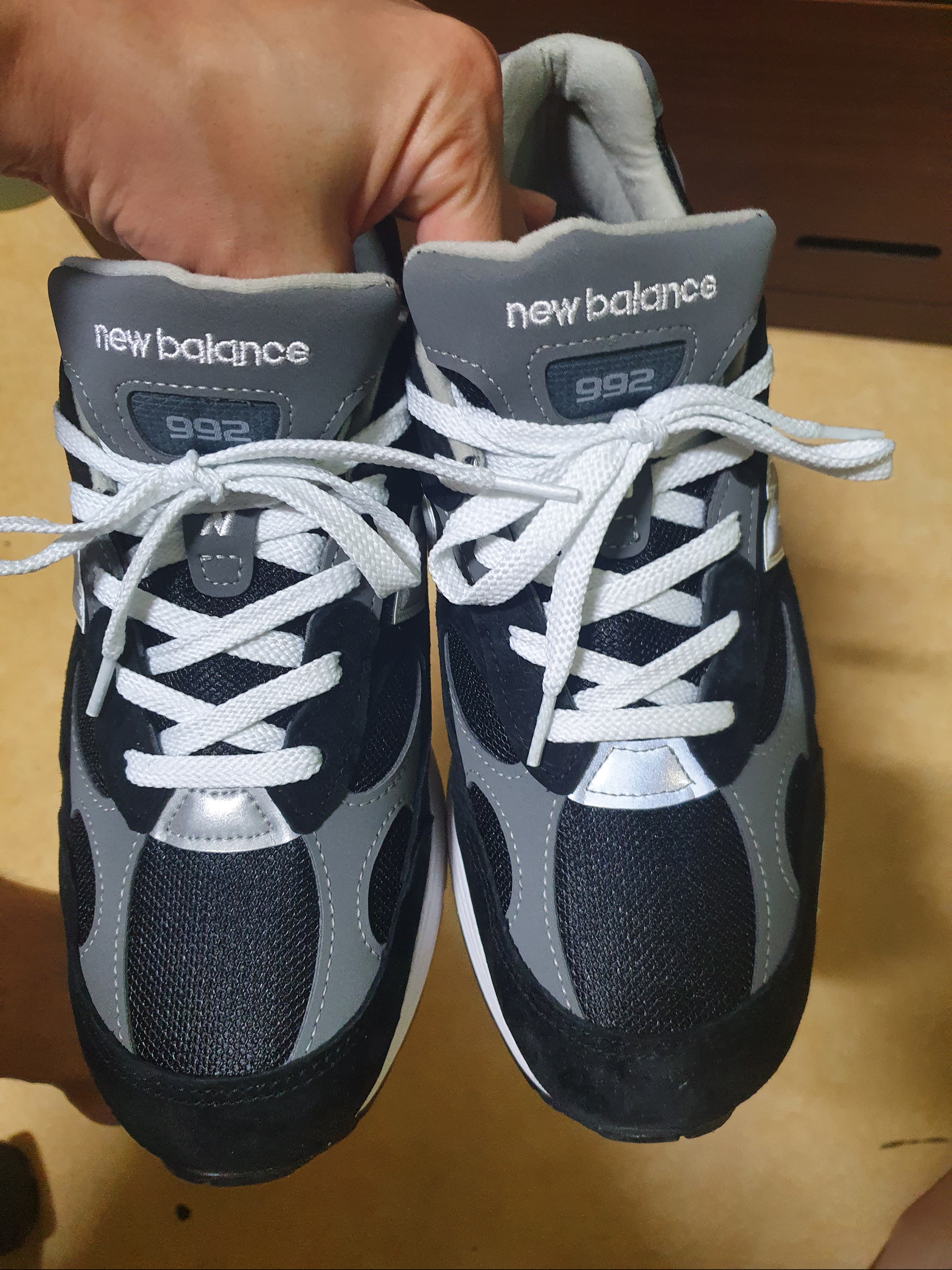 New Balance 992 Made in USA Black Grey 착용 스타일