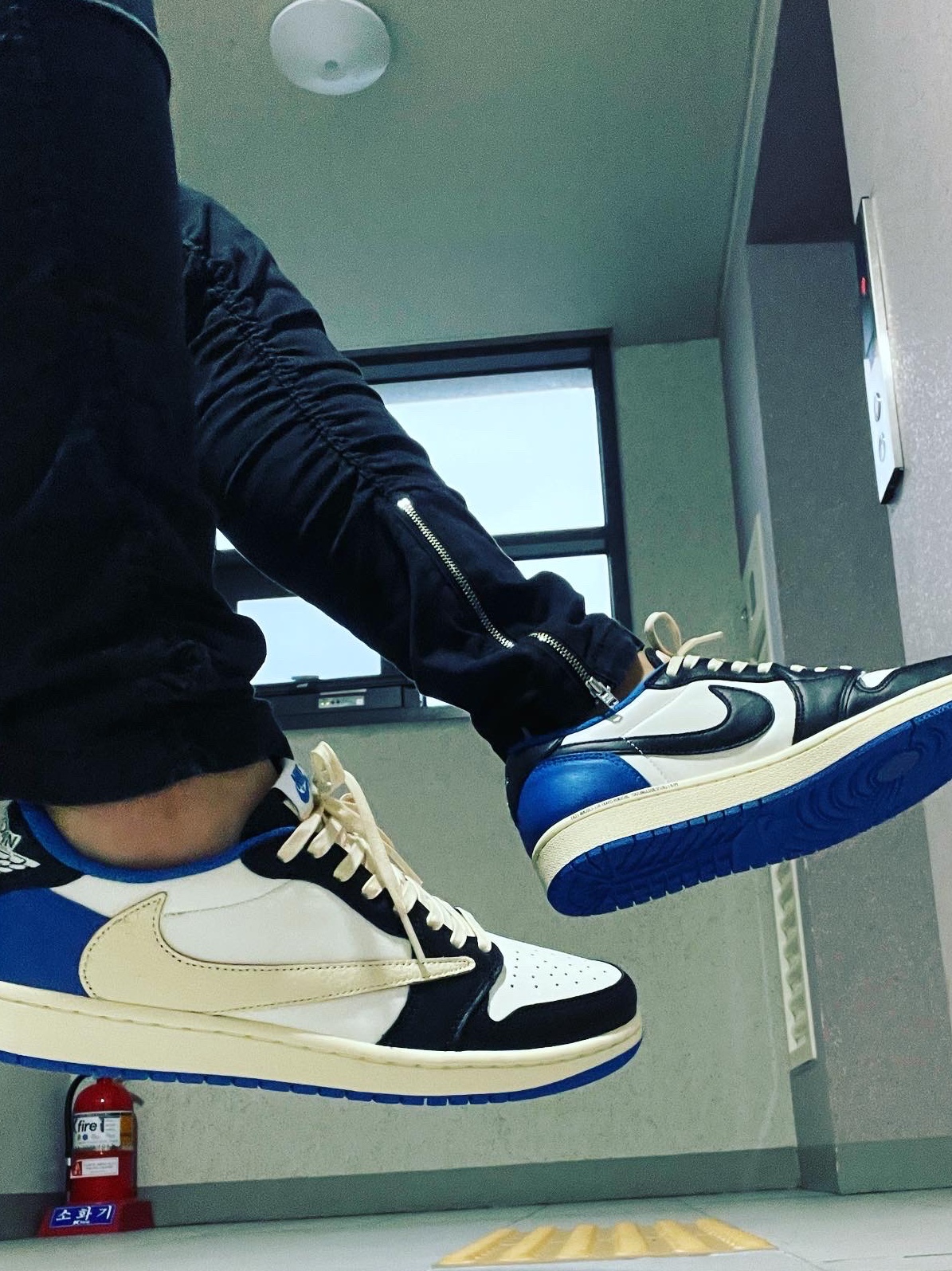 Jordan 1 x Travis Scott x Fragment Retro Low OG SP Military Blue 착용 스타일 - 1