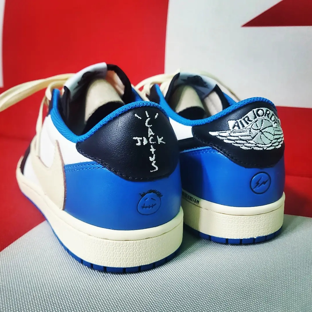 Jordan 1 x Travis Scott x Fragment Retro Low OG SP Military Blue 착용 스타일 - 4