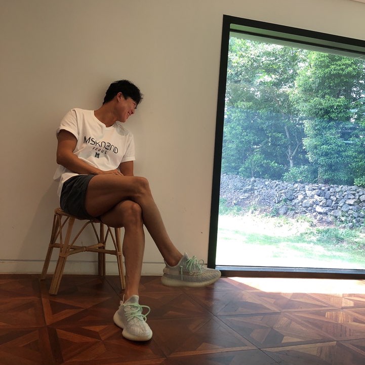 Adidas Yeezy Boost 350 V2 Yeshaya - Reflective 착용 스타일 - 1