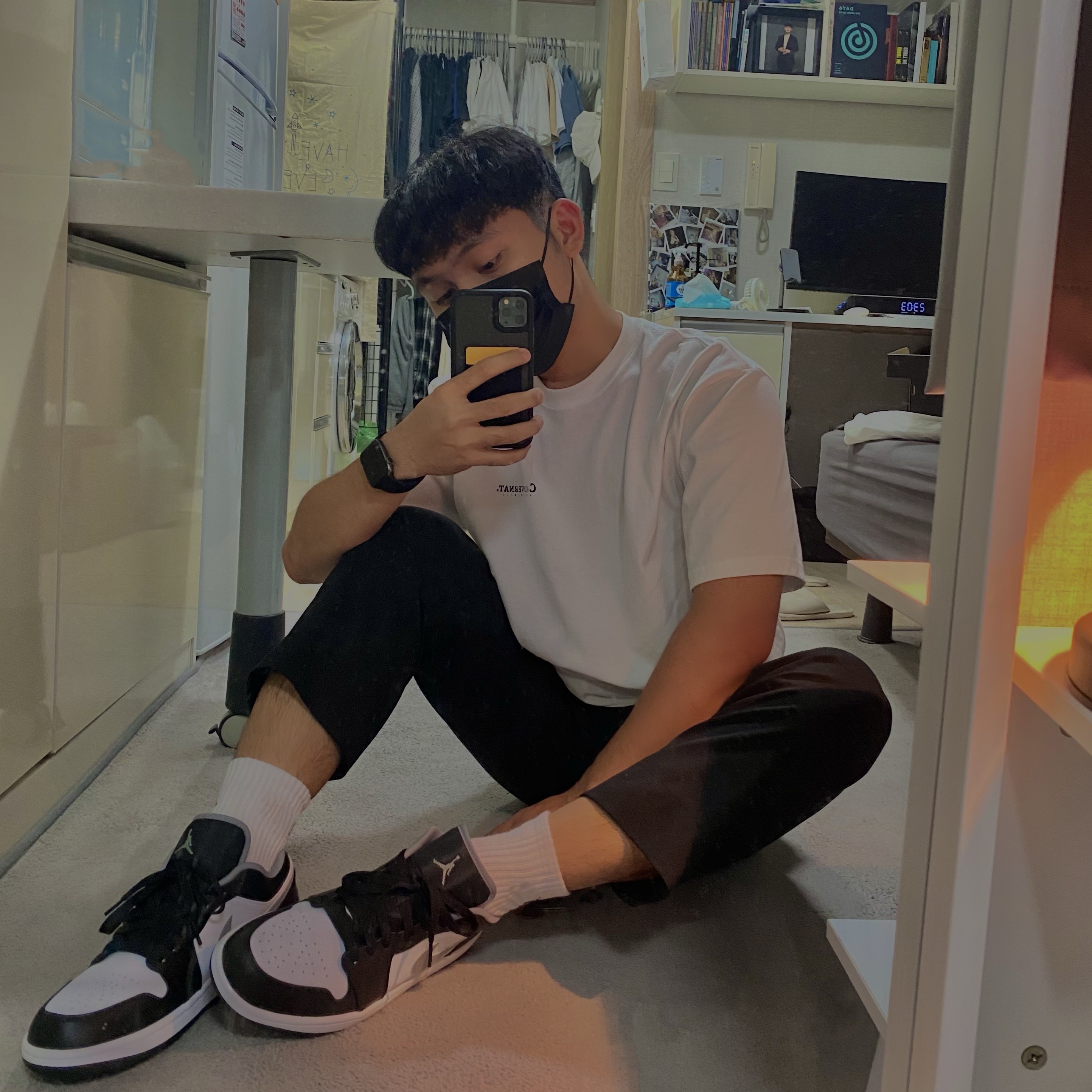 Jordan 1 Low Black Particle Grey 착용 스타일 - 3
