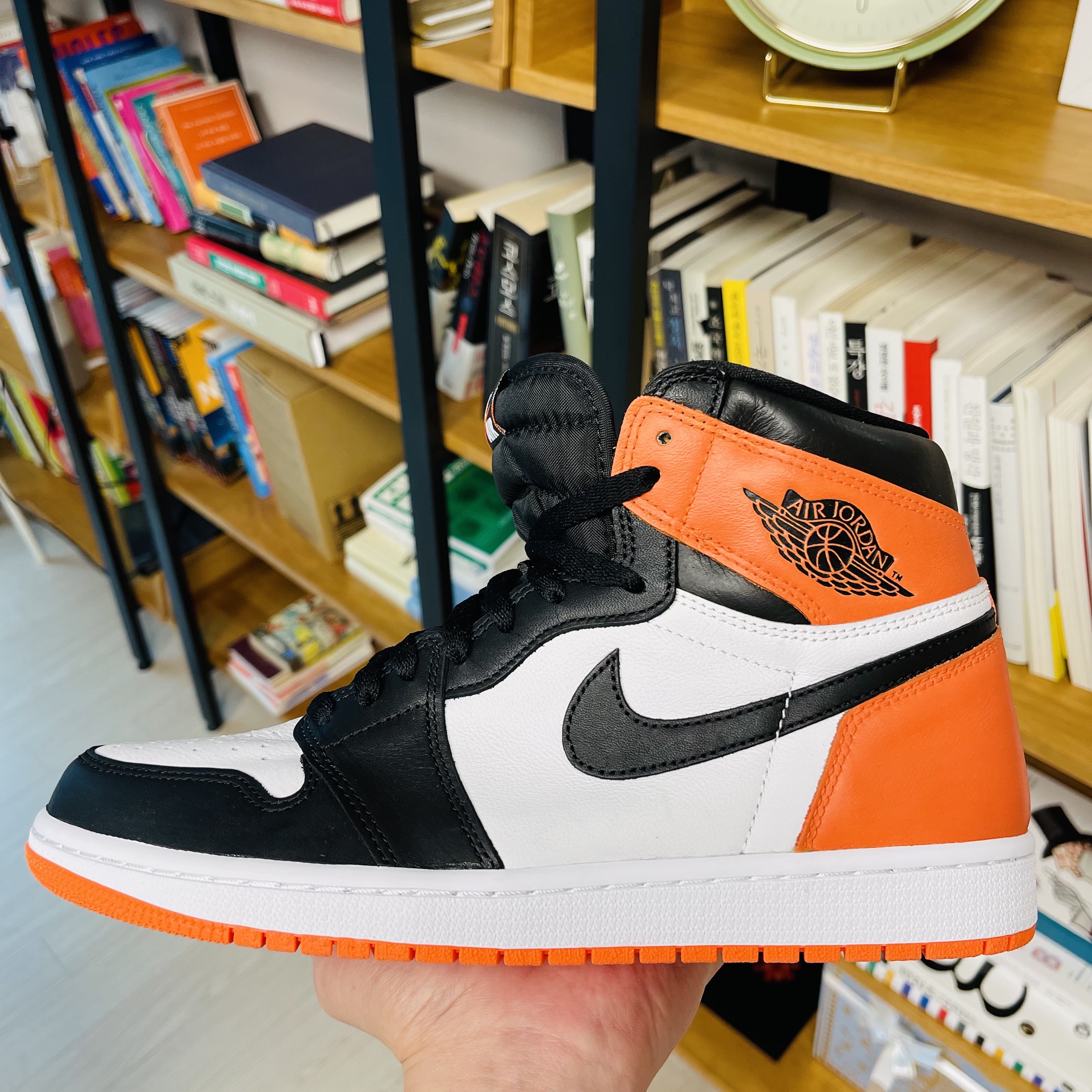 Jordan 1 Retro High OG Electro Orange 착용 스타일