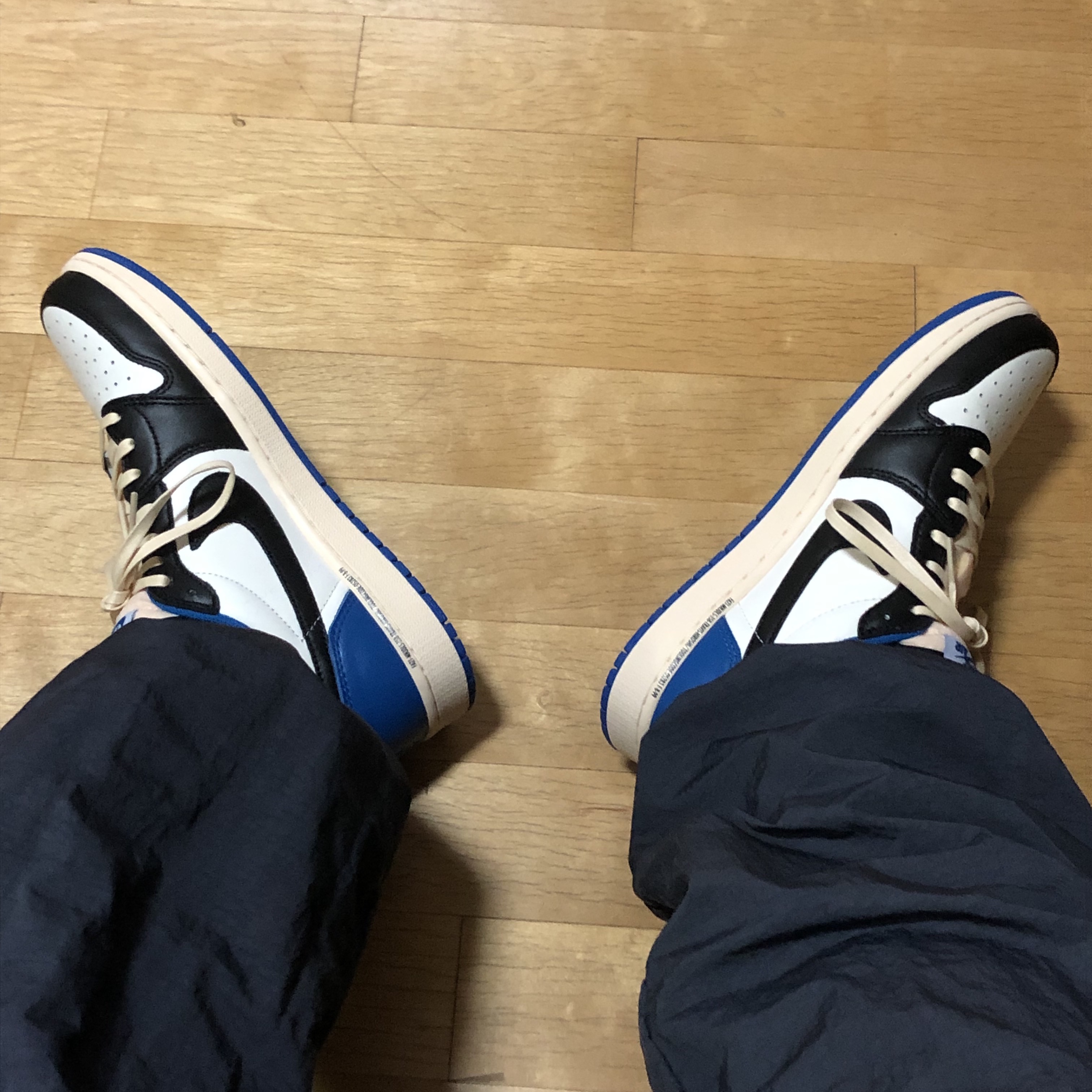 Jordan 1 x Travis Scott x Fragment Retro Low OG SP Military Blue 착용 스타일 - 4