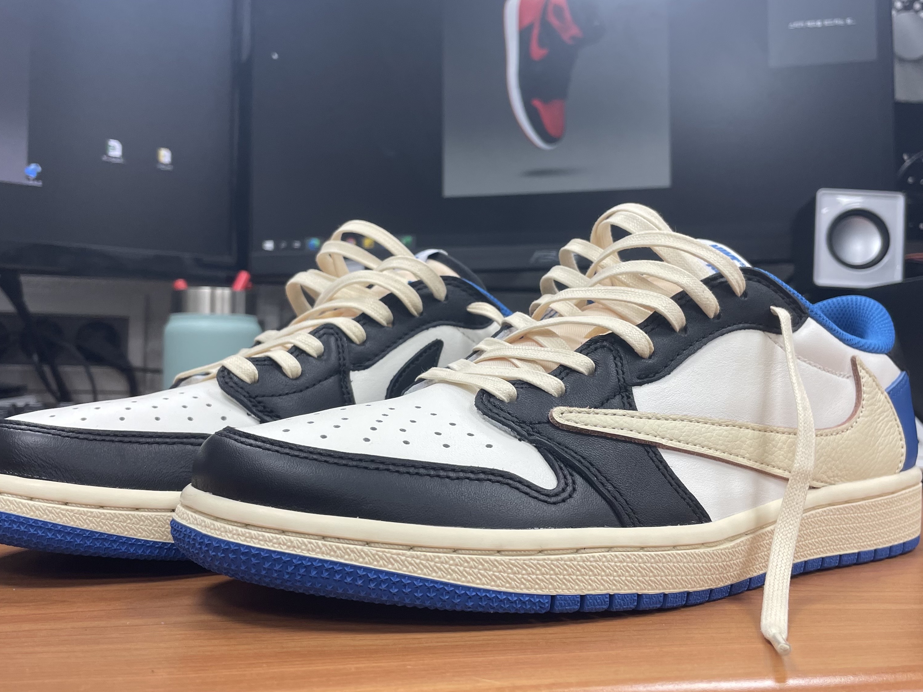 Jordan 1 x Travis Scott x Fragment Retro Low OG SP Military Blue 착용 스타일 - 1